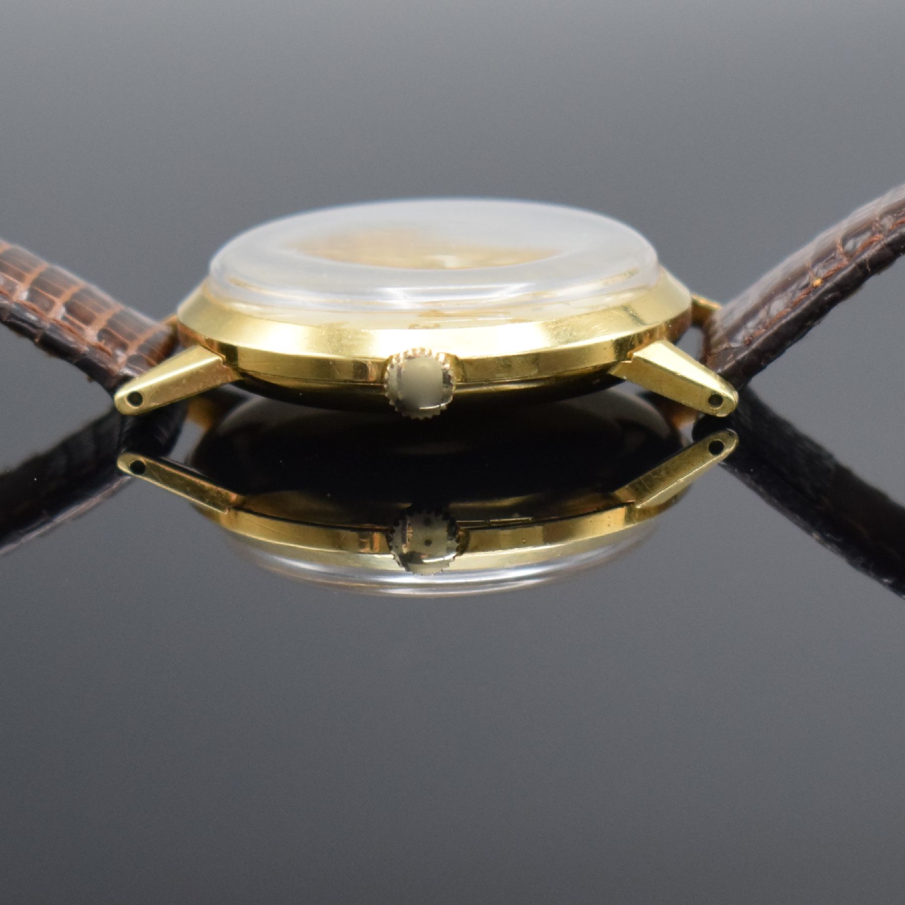 Detail d: MOVADO Herrenarmbanduhr in GG 750/000 mit Kaliber 127, Handaufzug um 1950, Handaufzug, 2-teil. Geh., Boden aufgedr., silb. Zifferbl. m. aufges. ...