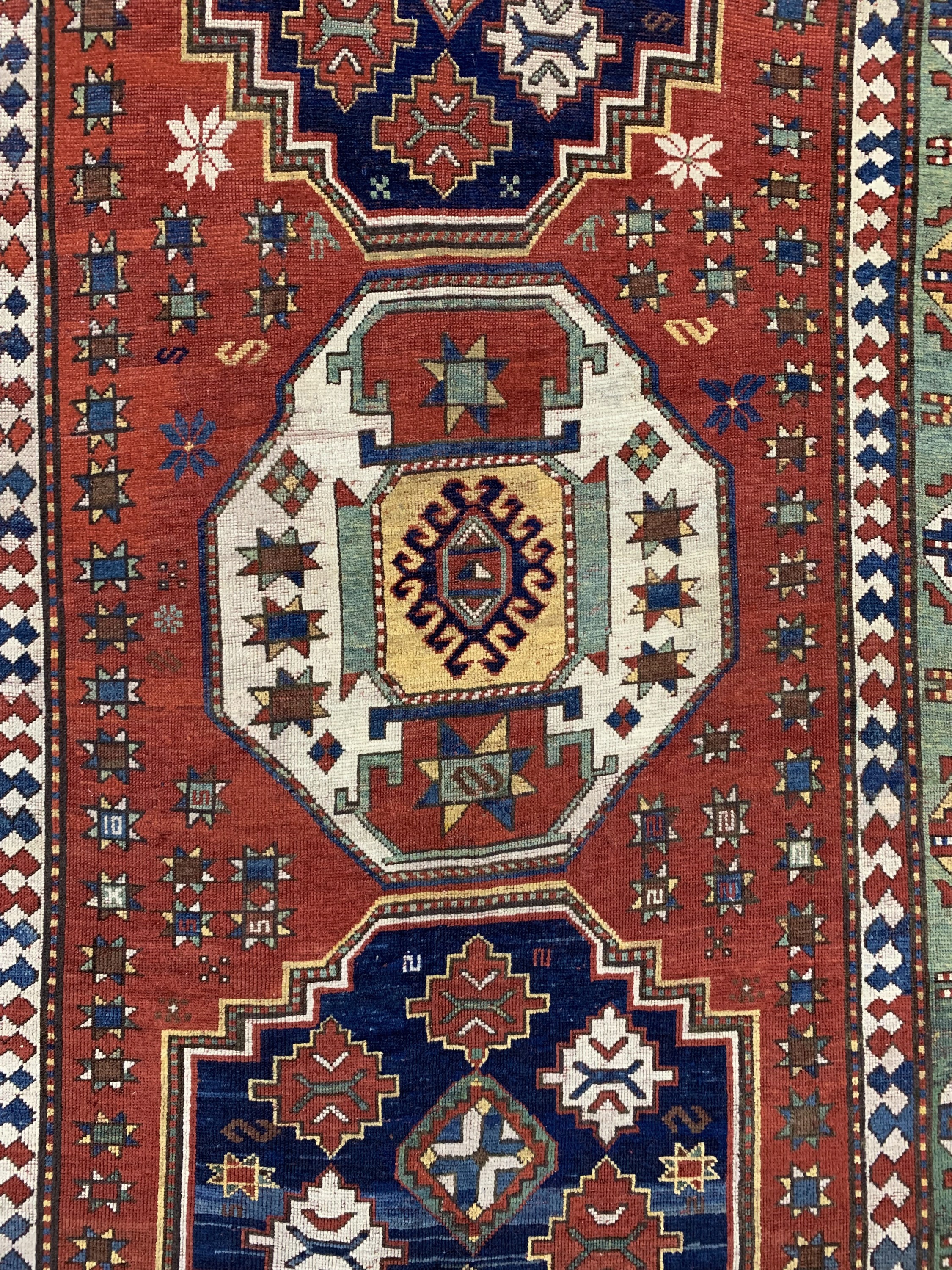 Detail c: Lori-Pampak antik, Kaukasus, 19.Jhd, Wolle auf Wolle, ca. 257 x 154 cm. siehe tappeti antichi mondadori 3. edizione 1997 seite 77, EHZ: ...