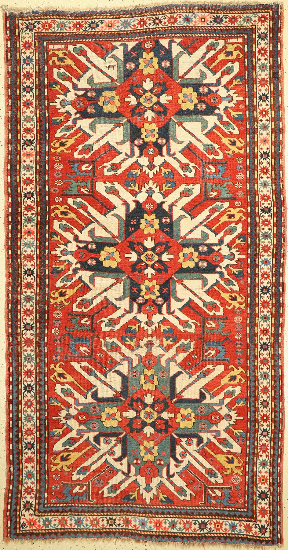 Tschelaberd (Adlerkazak) antik, Kaukasus, um 1850, Wolle auf Wolle, ca.250 x 130 cm. Drei-Medallion-Typus in seiner klassischen Form. Majestätisch ...