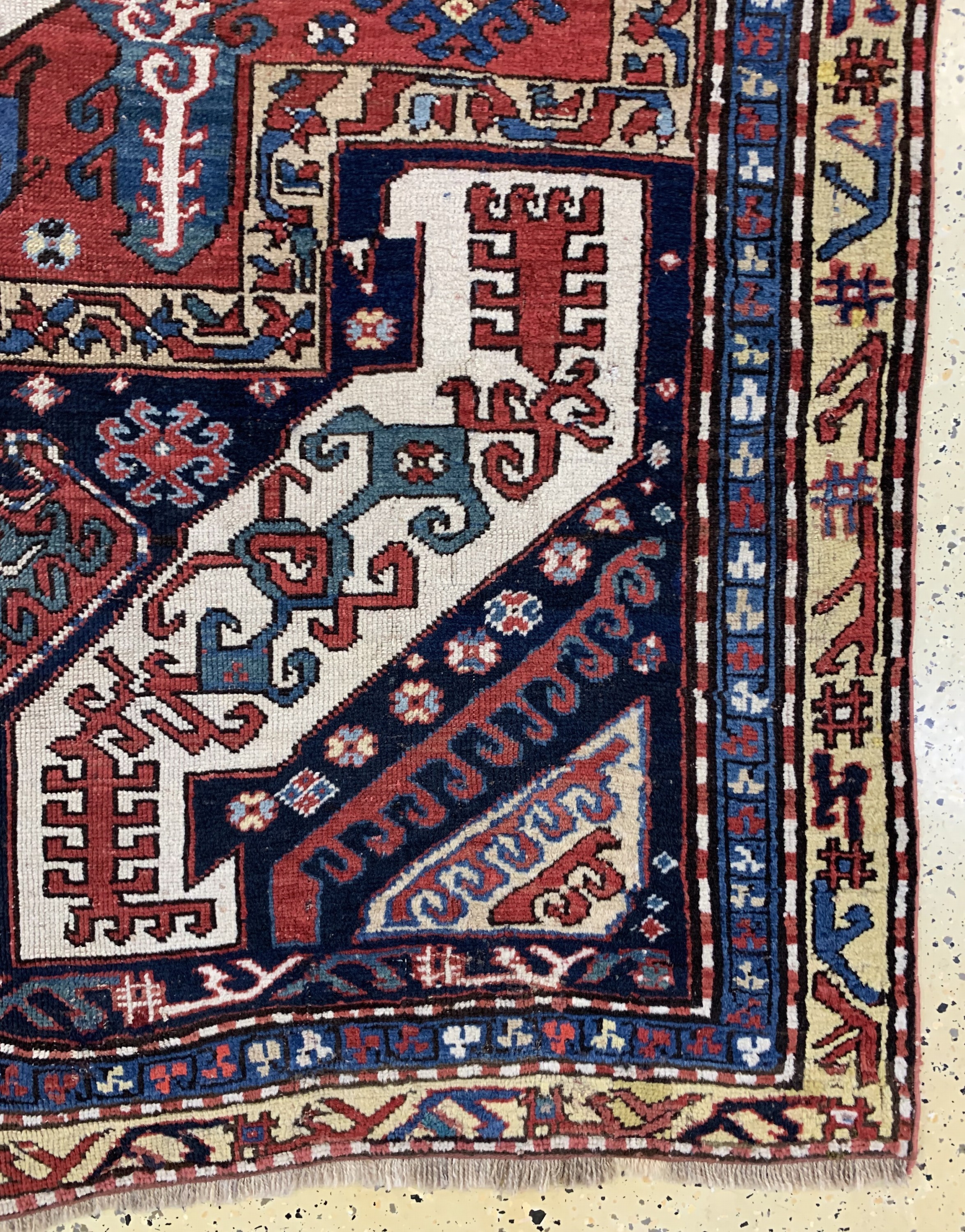 Detail a: Kazim Ushag, Kaukasus, 19.Jhd, Wolle auf Wolle, ca. 217 x 135 cm. siehe Battenberg Orientteppiche Band 1 1979. Seite 153 Nr. 98, EHZ: 2-3(alte ...