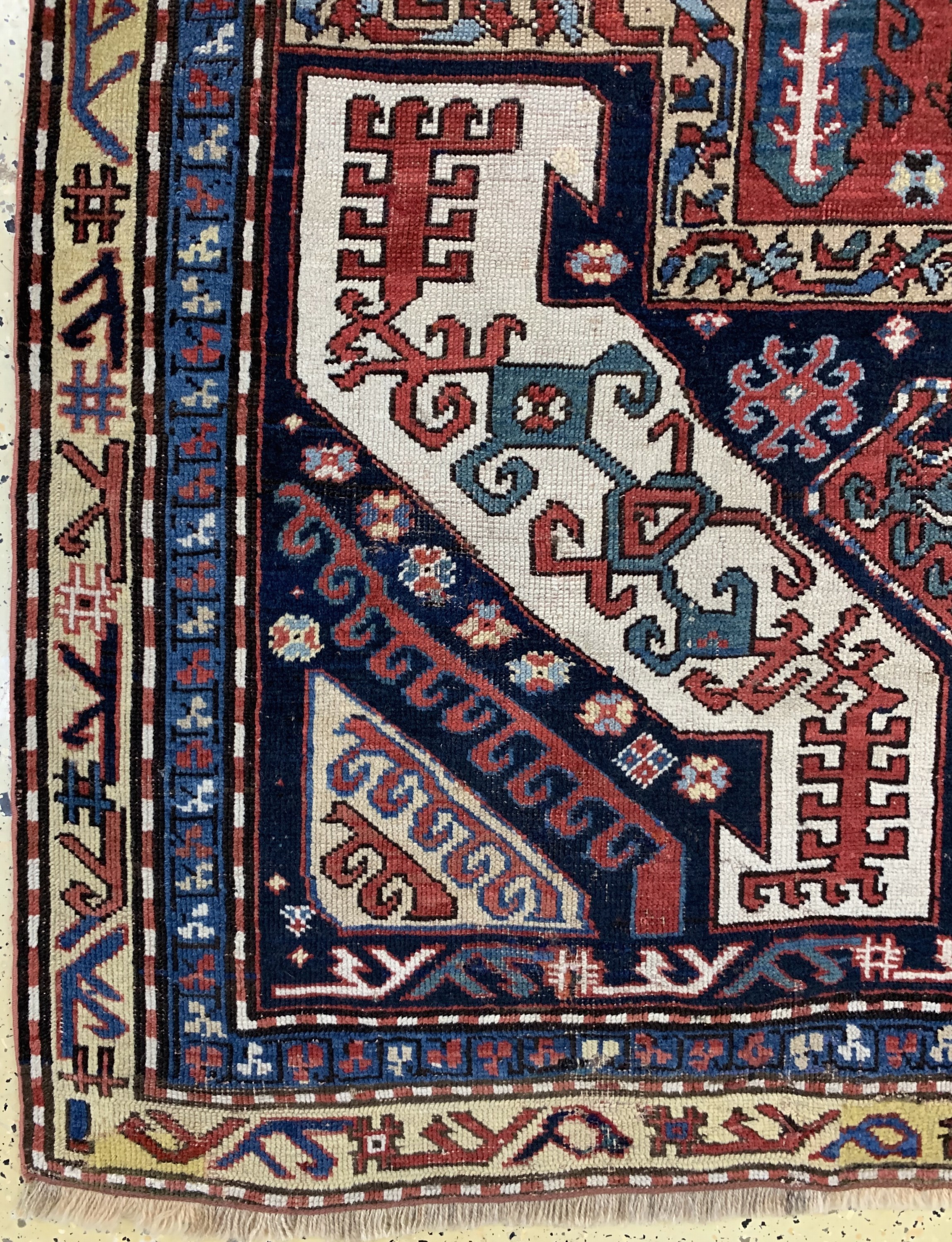 Detail b: Kazim Ushag, Kaukasus, 19.Jhd, Wolle auf Wolle, ca. 217 x 135 cm. siehe Battenberg Orientteppiche Band 1 1979. Seite 153 Nr. 98, EHZ: 2-3(alte ...