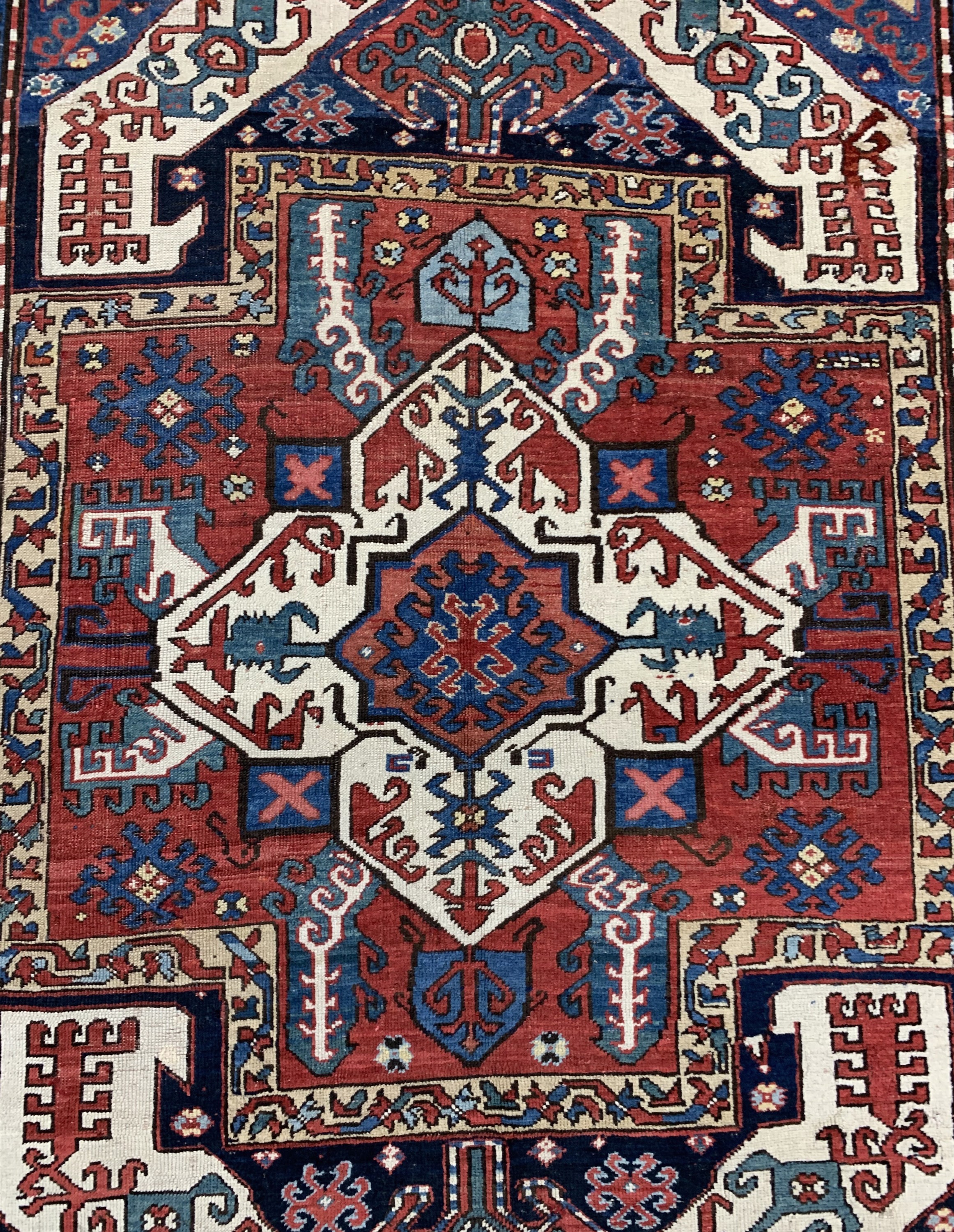 Detail c: Kazim Ushag, Kaukasus, 19.Jhd, Wolle auf Wolle, ca. 217 x 135 cm. siehe Battenberg Orientteppiche Band 1 1979. Seite 153 Nr. 98, EHZ: 2-3(alte ...
