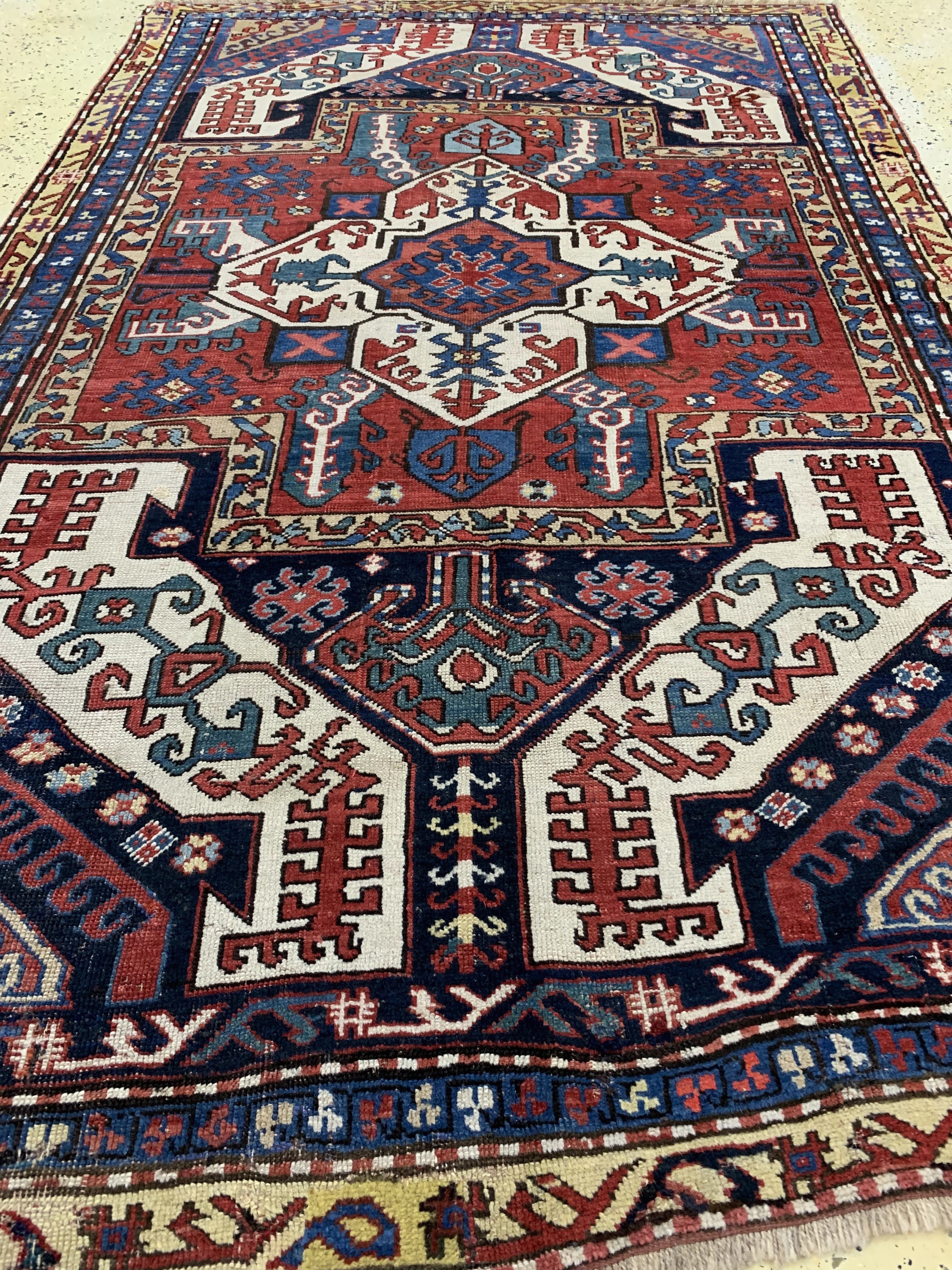 Detail f: Kazim Ushag, Kaukasus, 19.Jhd, Wolle auf Wolle, ca. 217 x 135 cm. siehe Battenberg Orientteppiche Band 1 1979. Seite 153 Nr. 98, EHZ: 2-3(alte ...