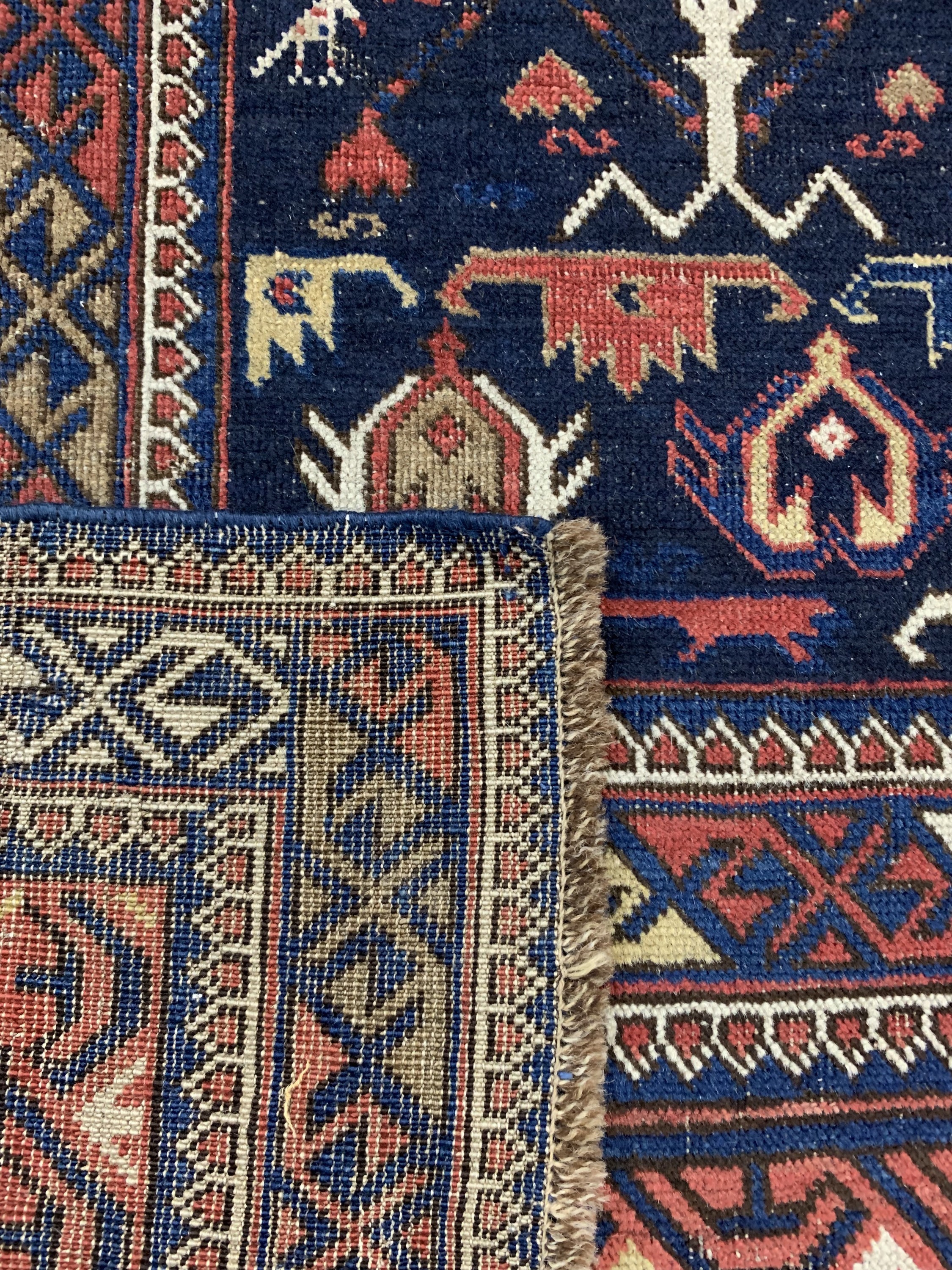 Detail g: Kuba-Schirwan antik, Kaukasus, um 1880, Wolle auf Wolle, ca. 190 x 130 cm. EHZ: 2-3 minimal restauriert.