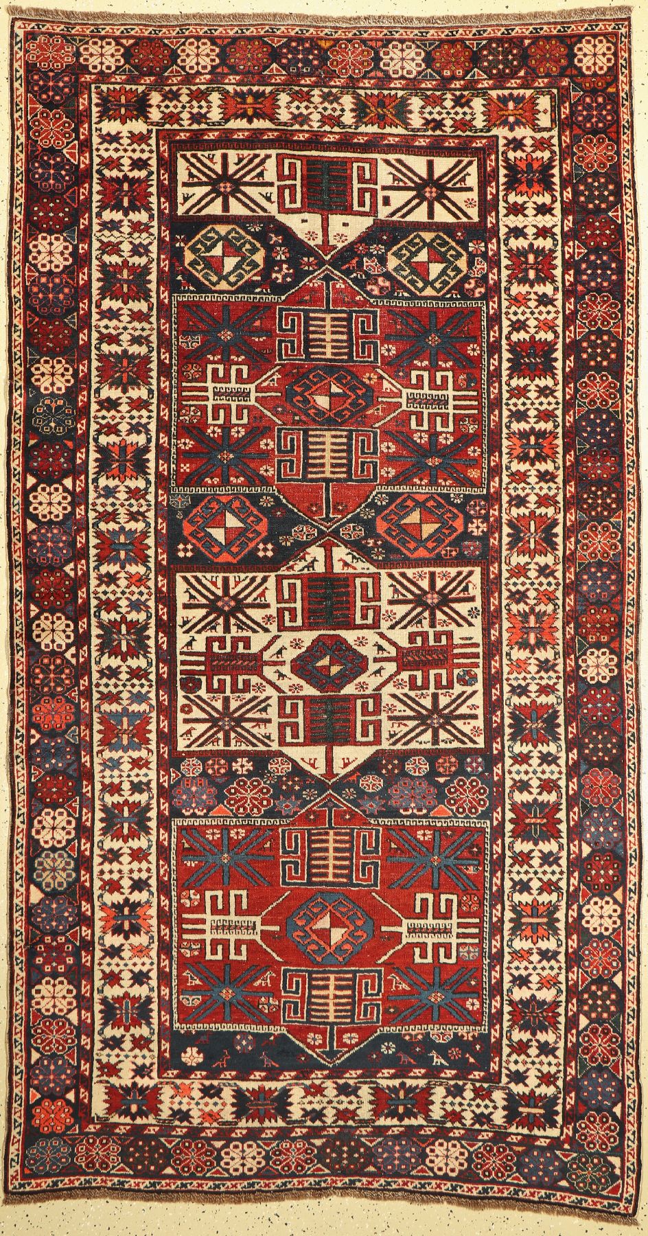 Baku-Schirwan antik, Kaukasus, um 1900, Wolle auf Wolle, ca.246 x 136 cm. Das schwarzblaue Mittelfeld wird von 3 einhalb quadratischen Medallions ...