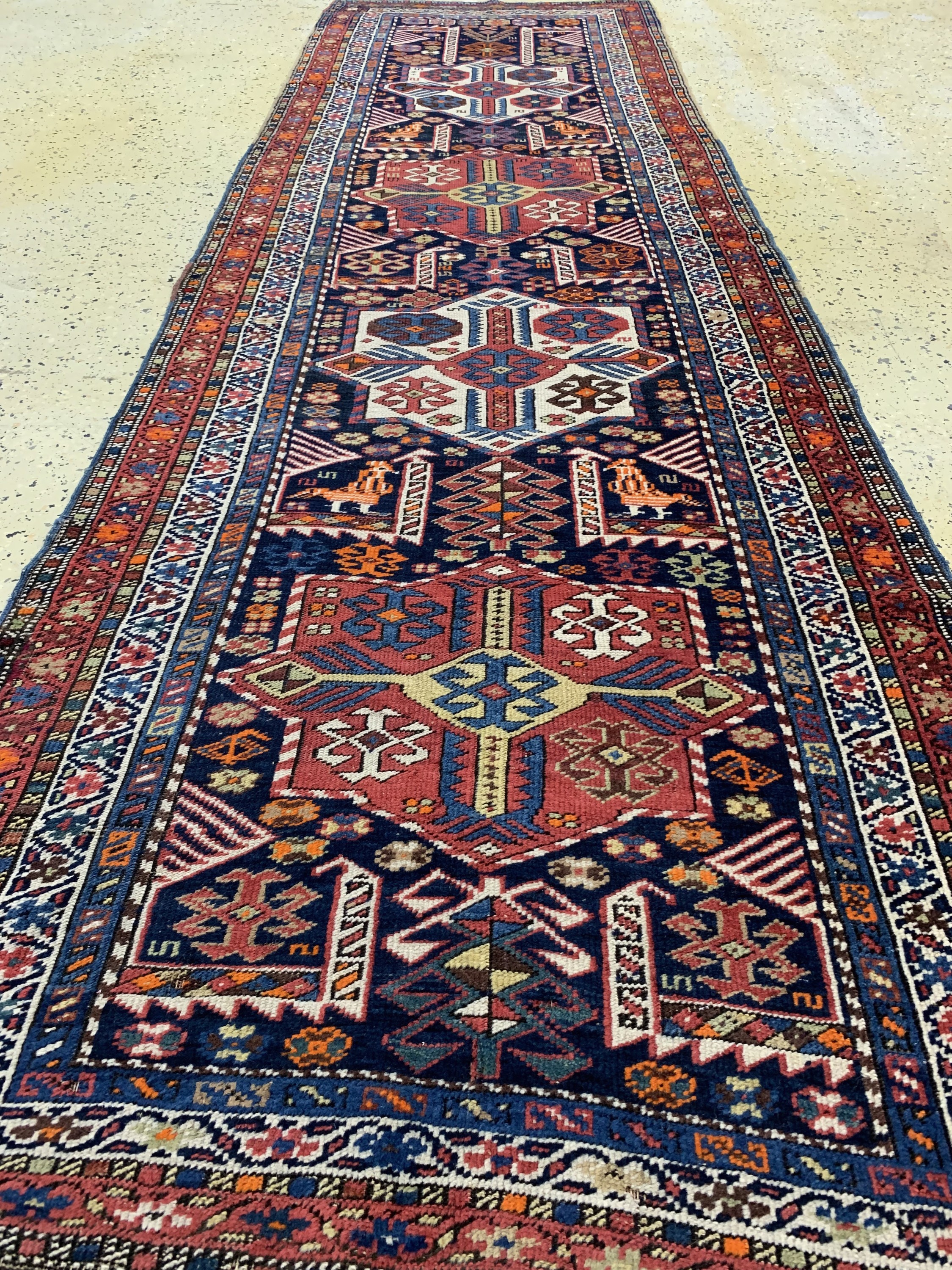 Detail e: Akstafa antik, Kaukasus, um 1900, Wolle auf Wolle, ca. 295 x 100 cm. siehe Battenberg Orientteppiche Band 1 1979 Seite 216, EHZ: 2-3(alte ...