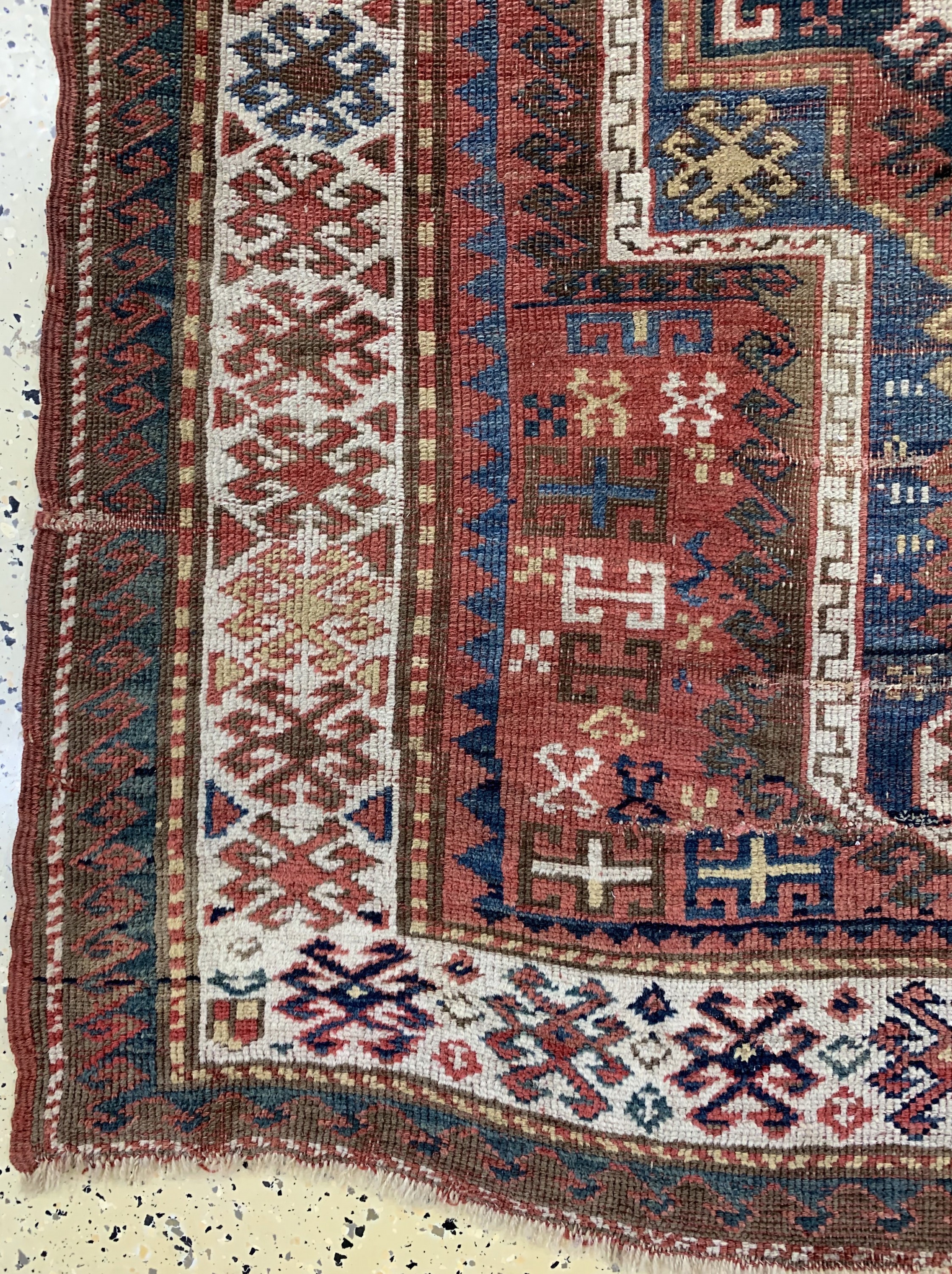 Detail b: Sewan Schild-Kazak antik, Kaukasus, 19.Jhd , Wolle auf Wolle, ca. 193 x 127 cm. siehe Battenberg Orientteppiche Band 1 1979 Seite 82Nr. 15, EHZ: ...