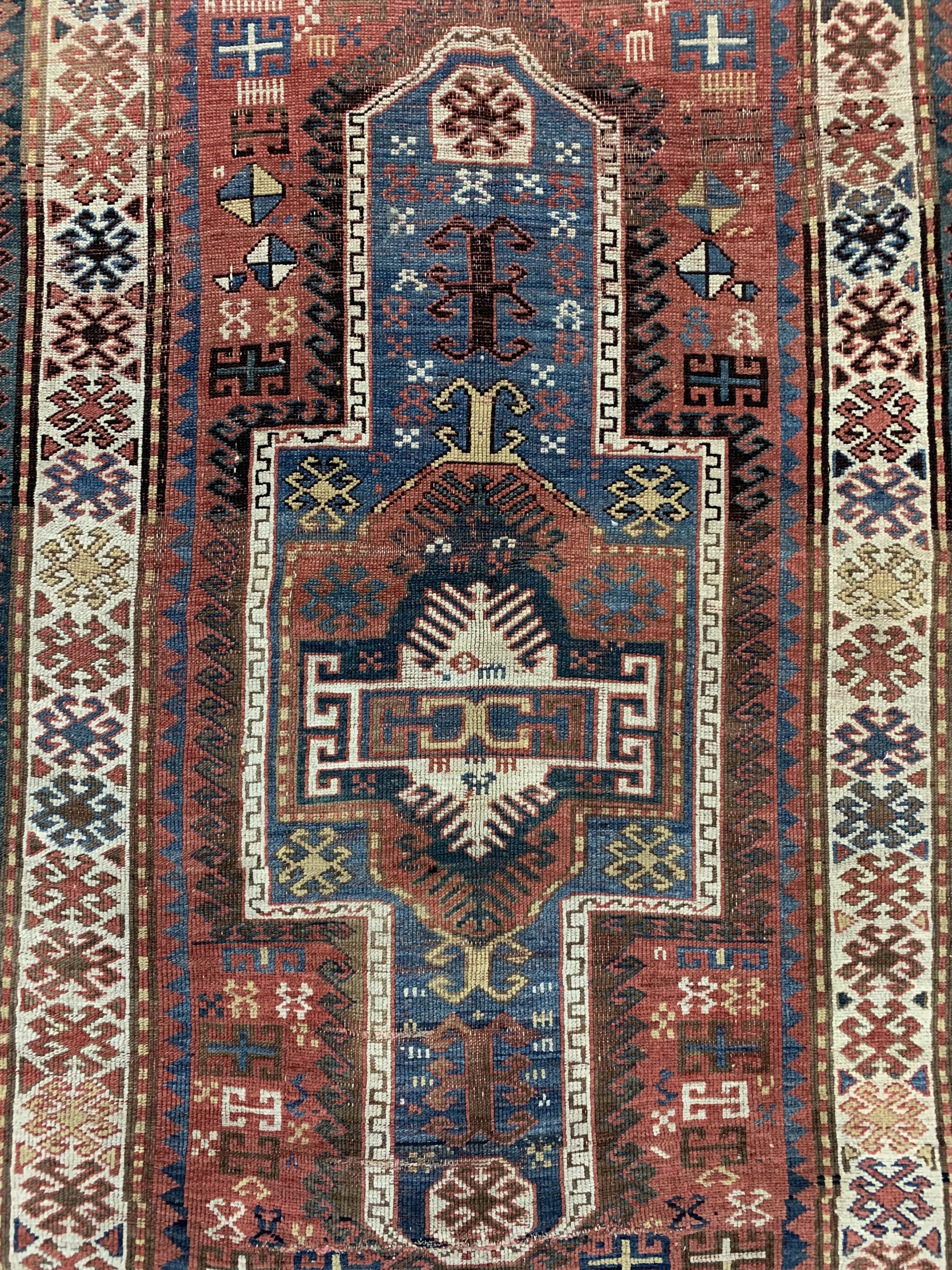 Detail c: Sewan Schild-Kazak antik, Kaukasus, 19.Jhd , Wolle auf Wolle, ca. 193 x 127 cm. siehe Battenberg Orientteppiche Band 1 1979 Seite 82Nr. 15, EHZ: ...