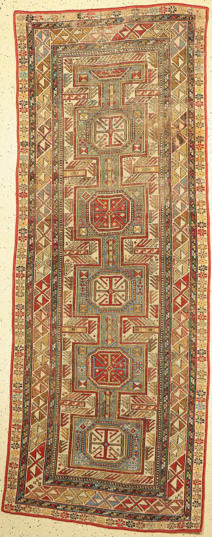 Akstafa antik, Kaukasus, um 1880, Wolle aufWolle, ca. 248 x 95 cm. Schöner sammelwürdigerKaukase mit weichem Griff, abwechselnd in rot und weiss ...