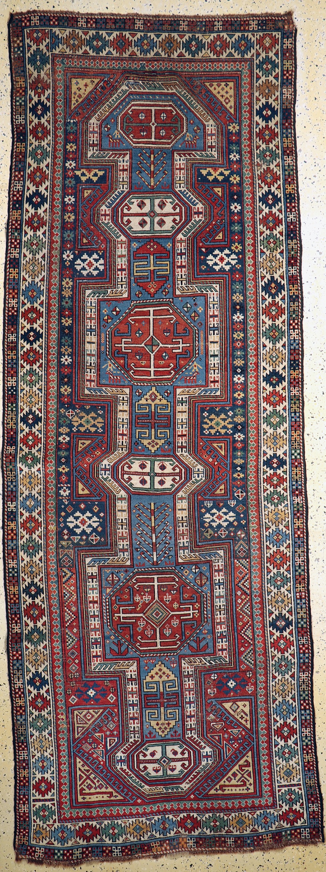 Schirwan antik/ Kedim Gandja, Kaukasus, 19.Jhd, Wolle auf Wolle, ca. 325 x 122 cm. Siehe Azerbaidjanische - Kaukasische Teppiche Sammlung Ulmke ...