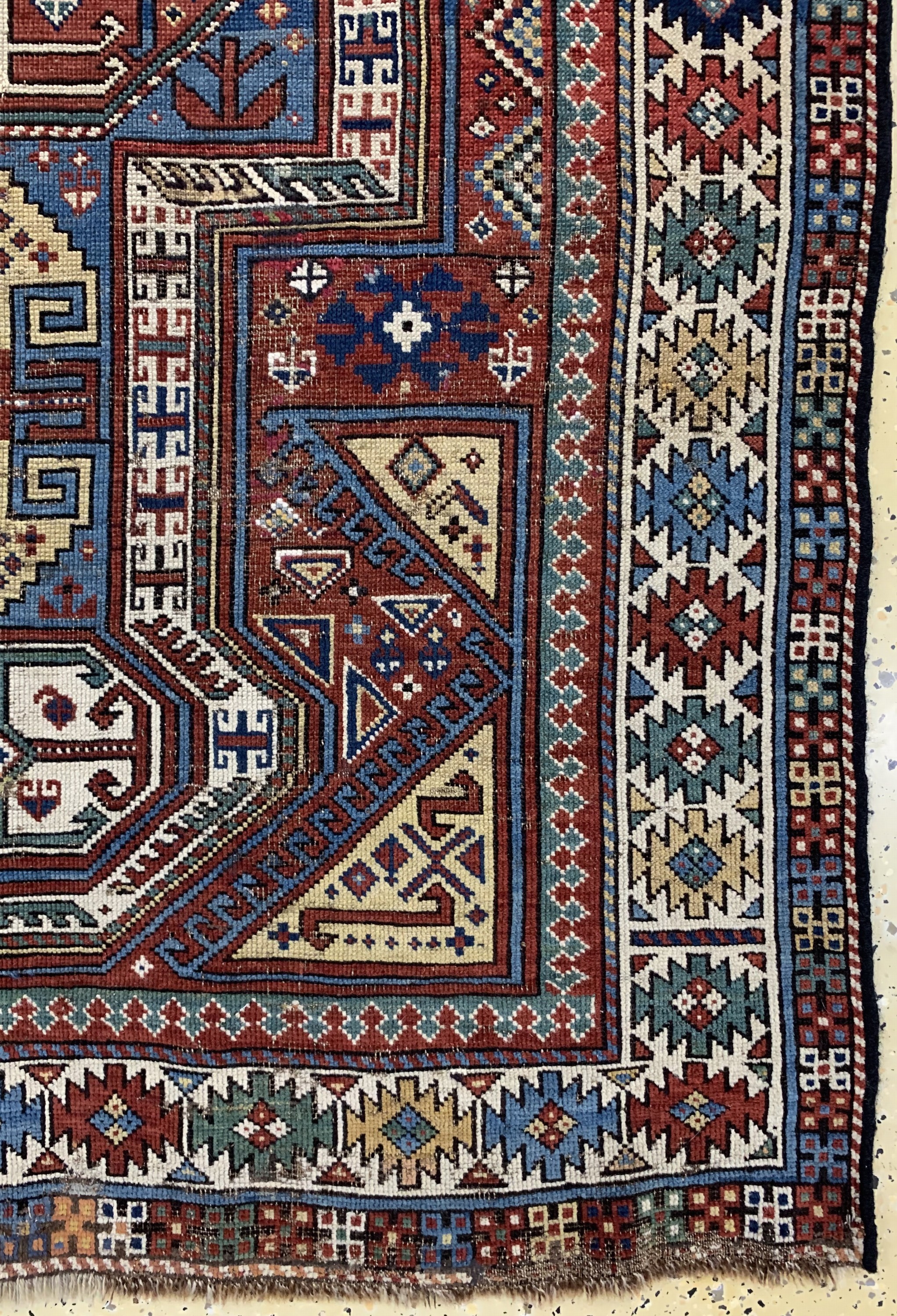Detail a: Schirwan antik/ Kedim Gandja, Kaukasus, 19.Jhd, Wolle auf Wolle, ca. 325 x 122 cm. Siehe Azerbaidjanische - Kaukasische Teppiche Sammlung Ulmke ...