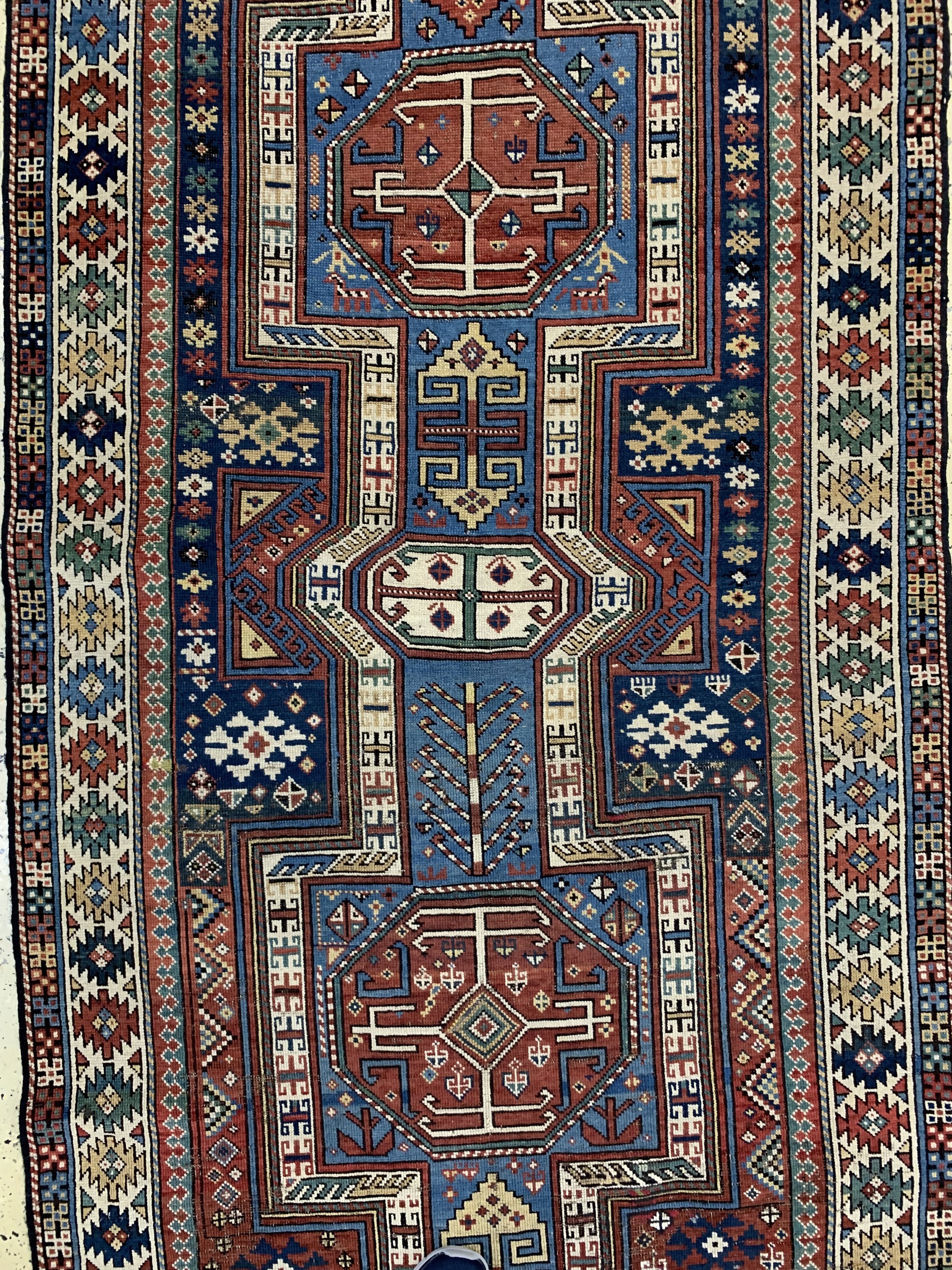 Detail c: Schirwan antik/ Kedim Gandja, Kaukasus, 19.Jhd, Wolle auf Wolle, ca. 325 x 122 cm. Siehe Azerbaidjanische - Kaukasische Teppiche Sammlung Ulmke ...