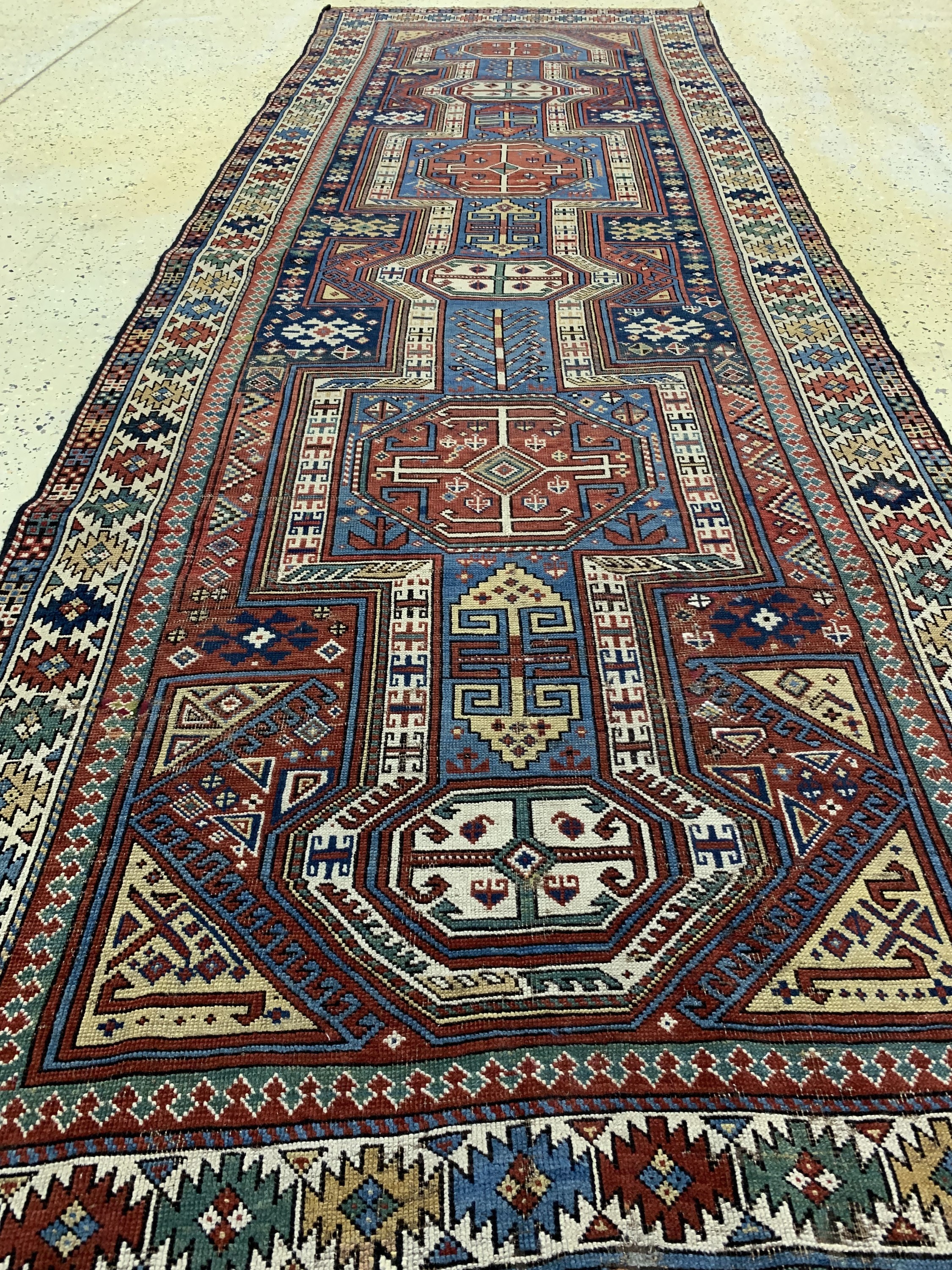 Detail f: Schirwan antik/ Kedim Gandja, Kaukasus, 19.Jhd, Wolle auf Wolle, ca. 325 x 122 cm. Siehe Azerbaidjanische - Kaukasische Teppiche Sammlung Ulmke ...