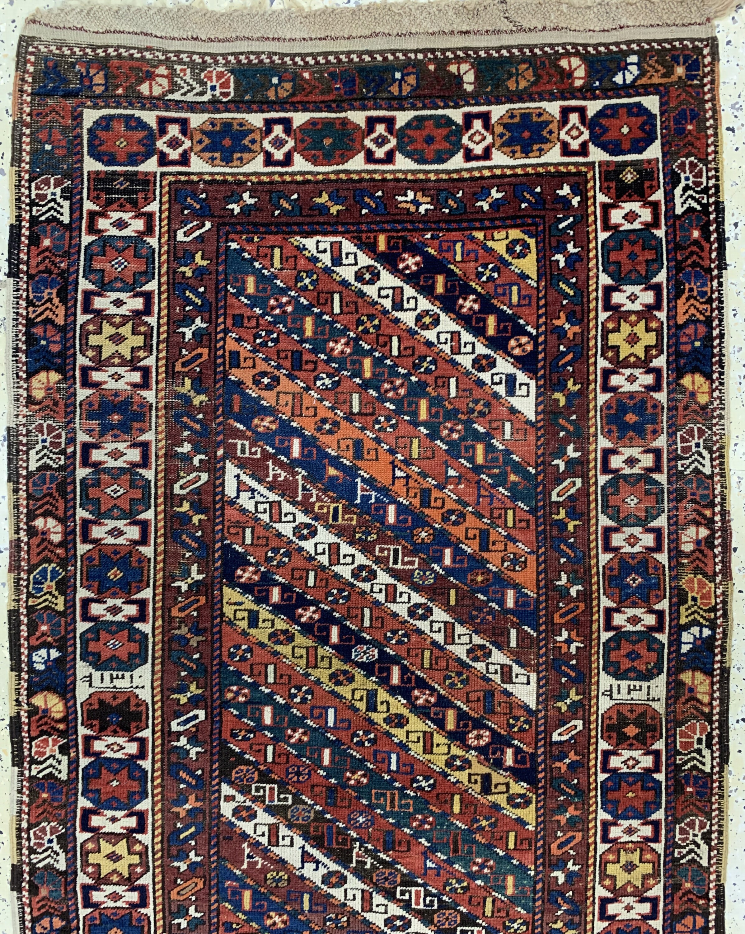 Detail a: Streifen-Gendje antik, Kaukasus, datiert 1884, Wolle auf Wolle, ca.360 x 98 siehe Battenberg Orientteppiche Band 1 Jahr 1979 Seite 198 / 199, EHZ: ...