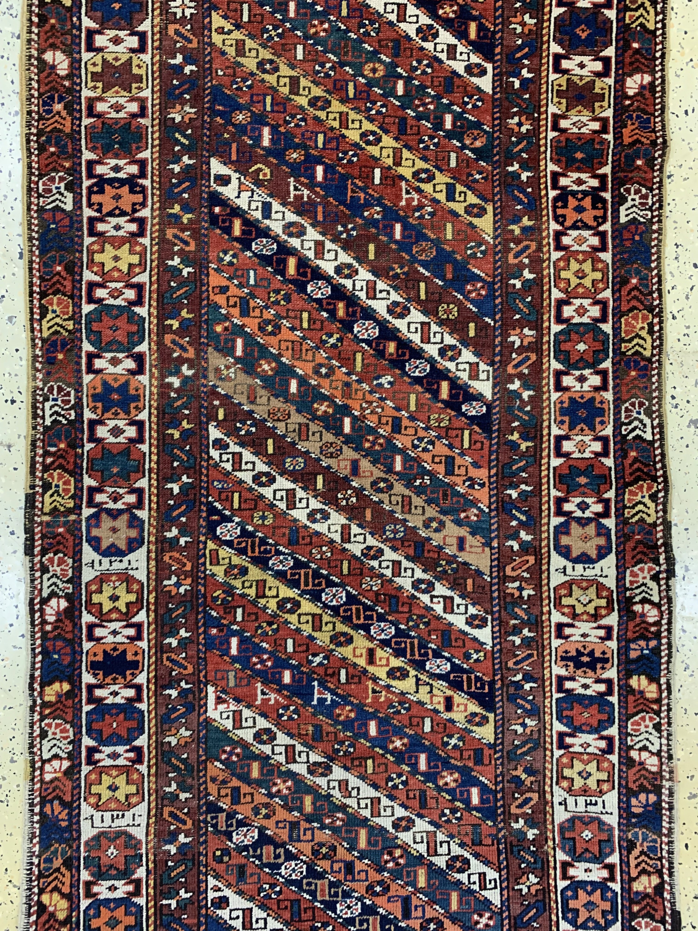Detail c: Streifen-Gendje antik, Kaukasus, datiert 1884, Wolle auf Wolle, ca.360 x 98 siehe Battenberg Orientteppiche Band 1 Jahr 1979 Seite 198 / 199, EHZ: ...