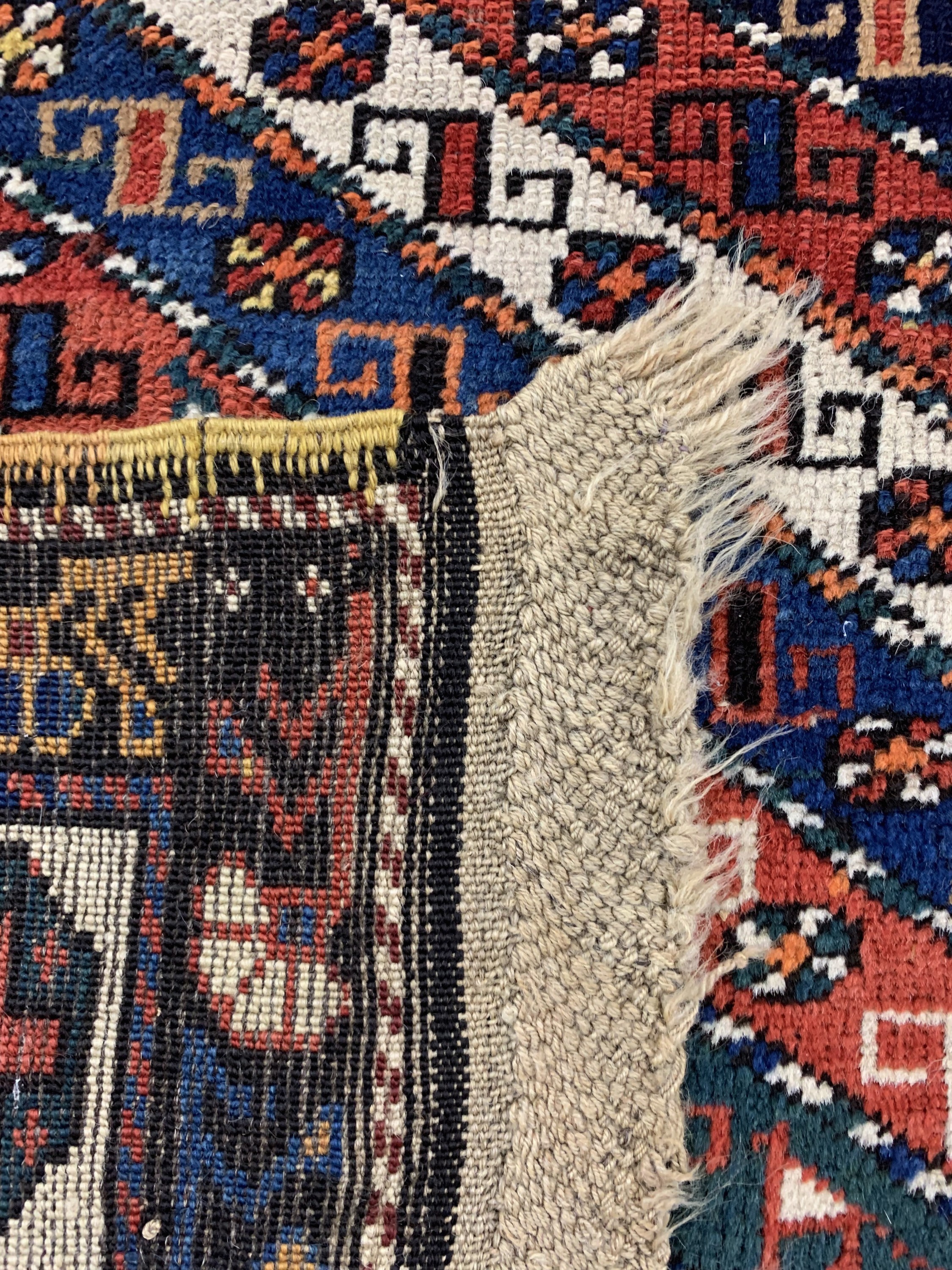 Detail f: Streifen-Gendje antik, Kaukasus, datiert 1884, Wolle auf Wolle, ca.360 x 98 siehe Battenberg Orientteppiche Band 1 Jahr 1979 Seite 198 / 199, EHZ: ...