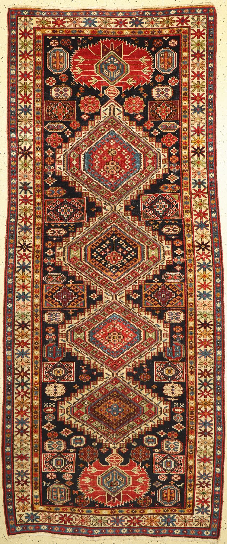Schirwan antik (Schemakhy), Kaukasus, um 1880, Wolle auf Wolle, ca. 269 x 108 cm. Ein Stangenrauten Schirwan. Die Stufenrauten sind von roten Gubpa ...