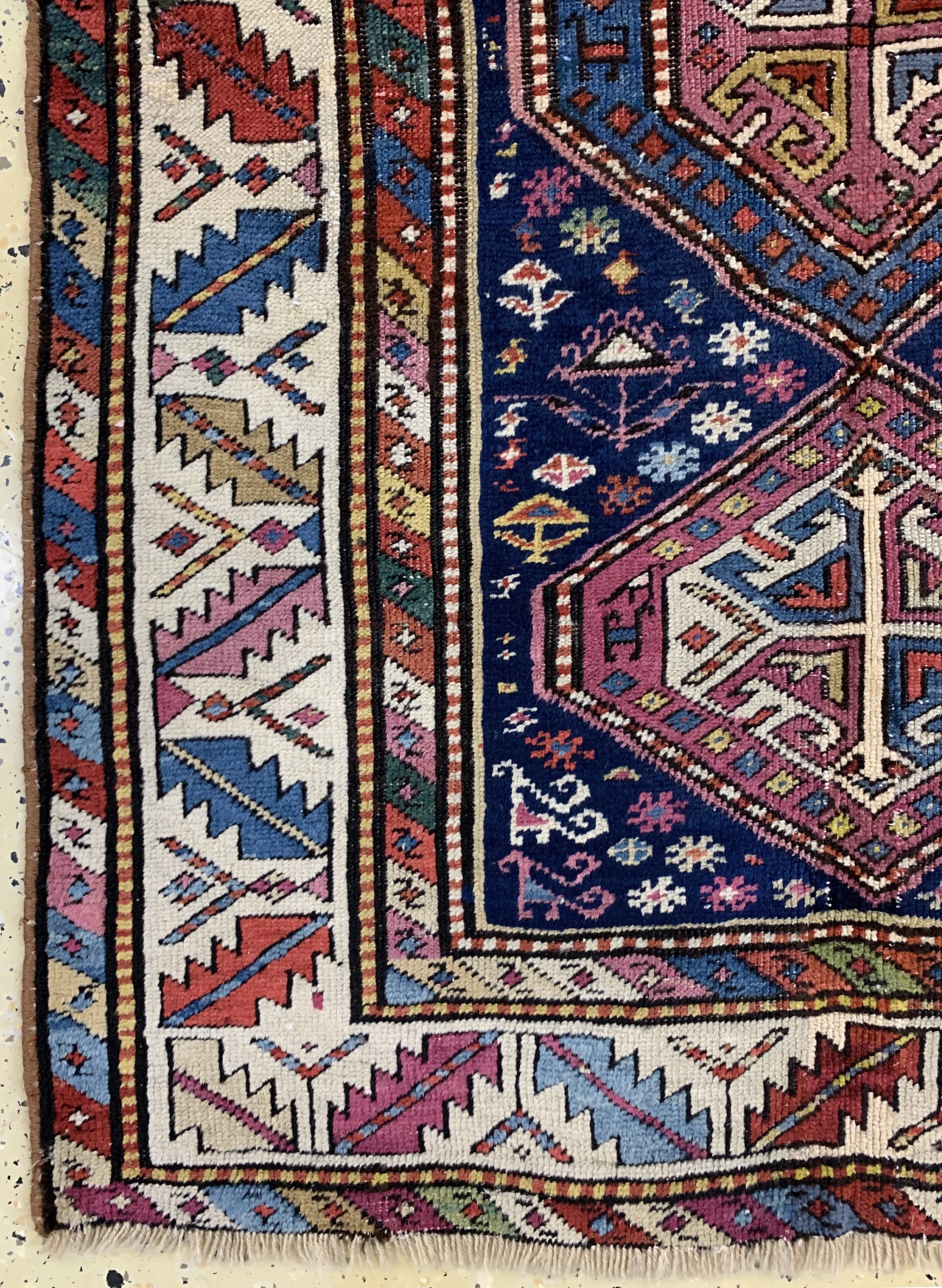Detail b: Kazak Shulaver antik, Kaukasus, 19.Jhd, Wolle auf Wolle, ca. 337 x 110 cm. siehe Battenberg Orientteppiche Band 1 Seite 118/119Teppiche 56/57, EHZ: ...