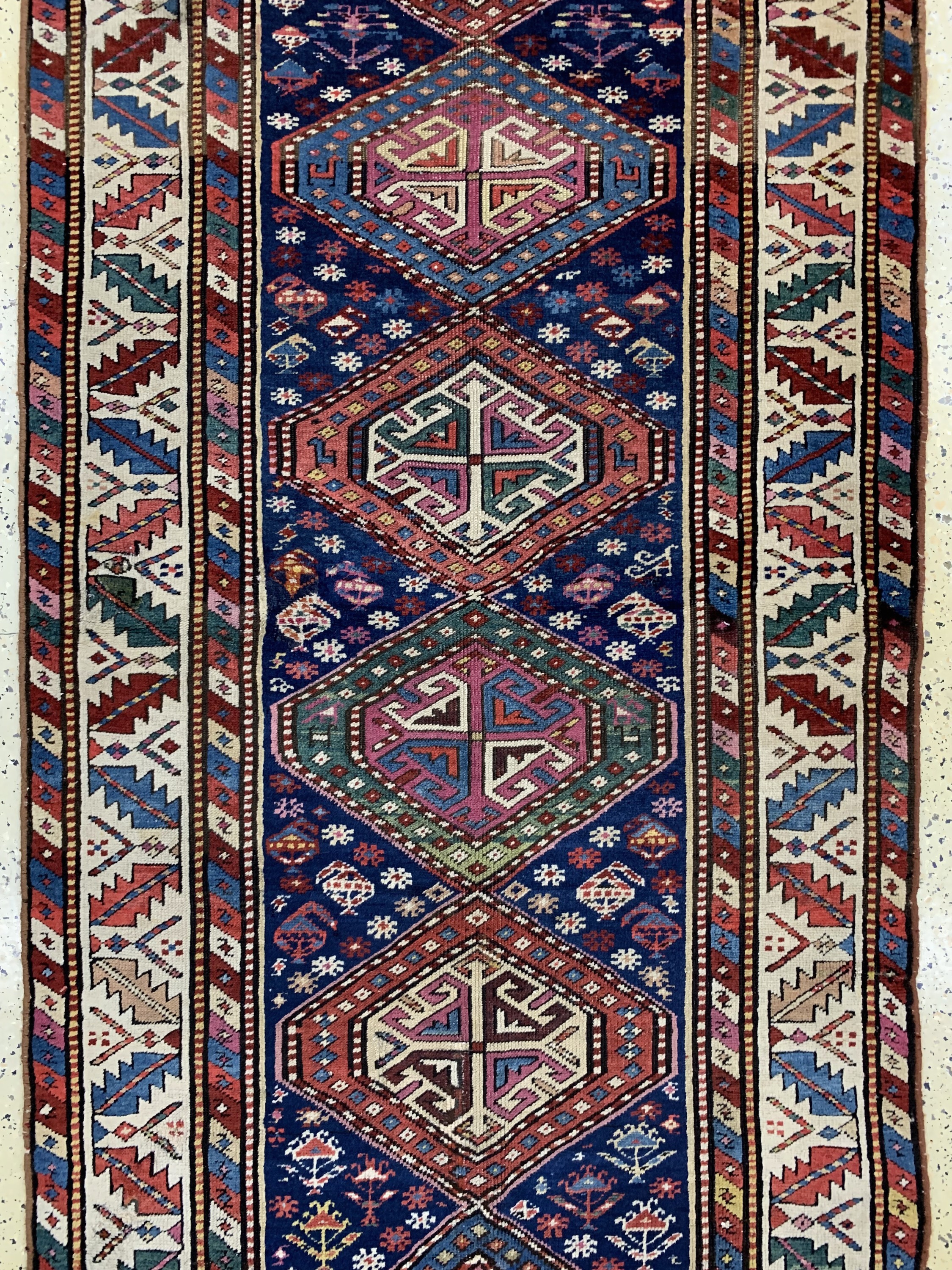 Detail c: Kazak Shulaver antik, Kaukasus, 19.Jhd, Wolle auf Wolle, ca. 337 x 110 cm. siehe Battenberg Orientteppiche Band 1 Seite 118/119Teppiche 56/57, EHZ: ...