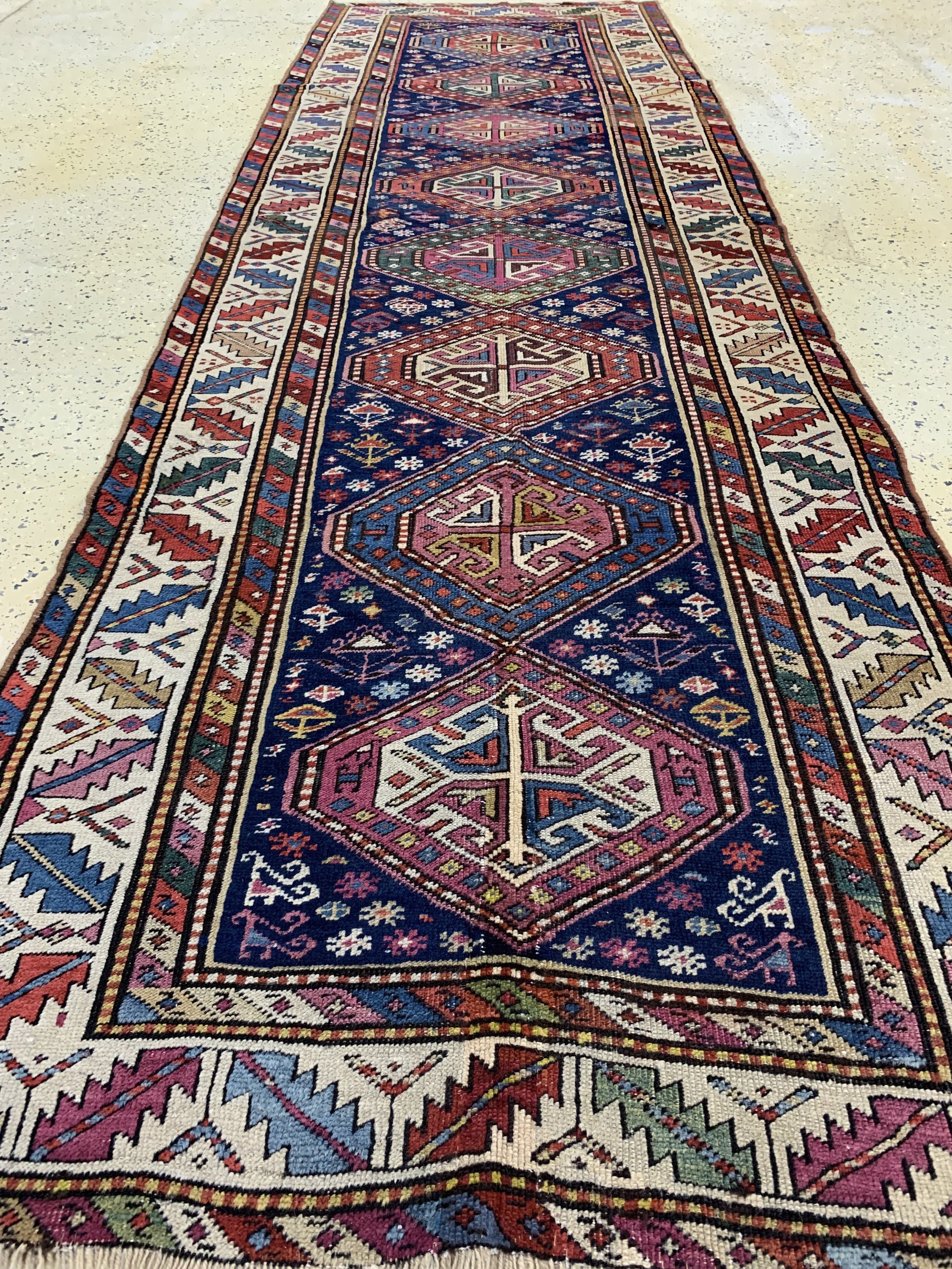 Detail f: Kazak Shulaver antik, Kaukasus, 19.Jhd, Wolle auf Wolle, ca. 337 x 110 cm. siehe Battenberg Orientteppiche Band 1 Seite 118/119Teppiche 56/57, EHZ: ...