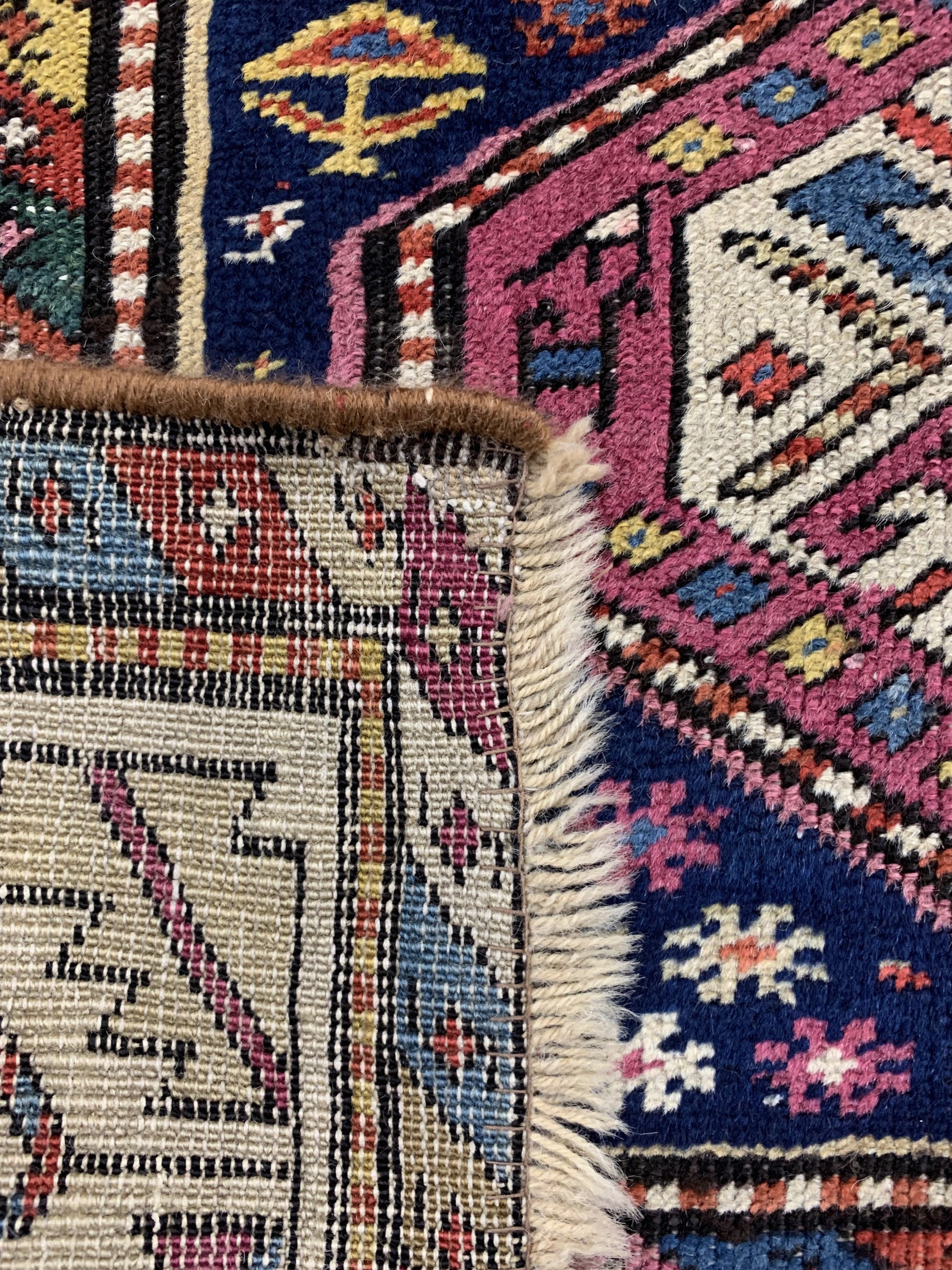 Detail g: Kazak Shulaver antik, Kaukasus, 19.Jhd, Wolle auf Wolle, ca. 337 x 110 cm. siehe Battenberg Orientteppiche Band 1 Seite 118/119Teppiche 56/57, EHZ: ...