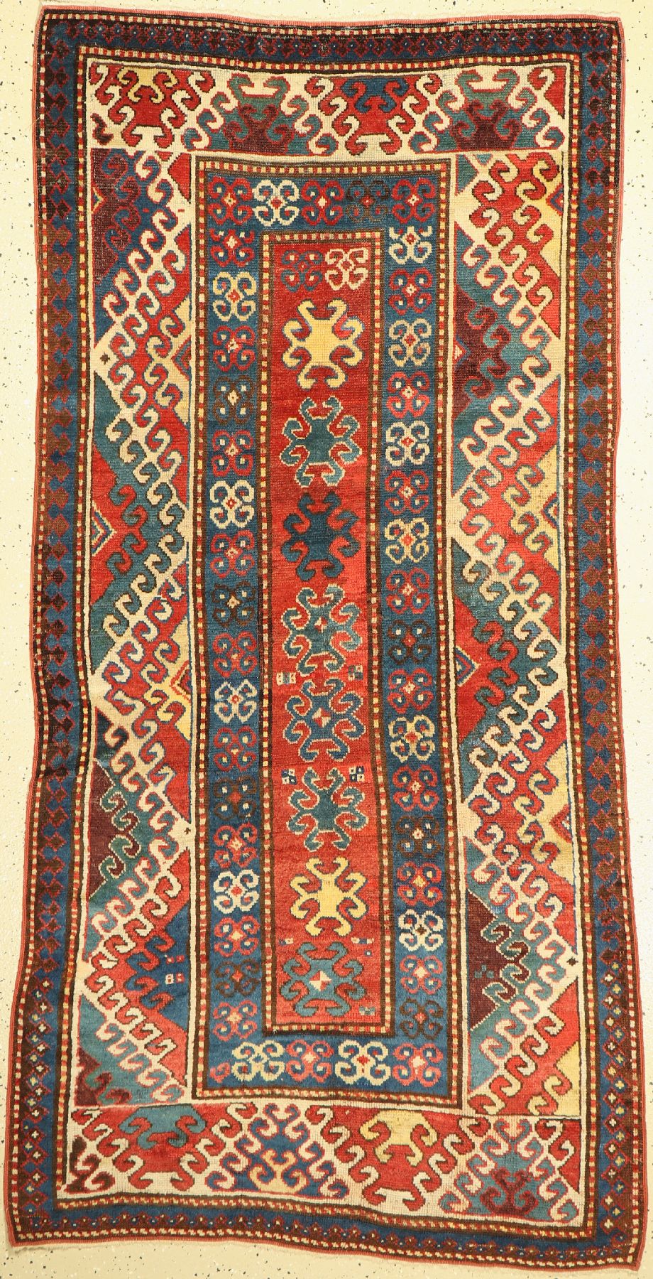 Bordjalou Kazak antik, Kaukasus, um 1850/60, Wolle auf Wolle, ca. 220 x 105 cm. Tiefes Ziegelrot, Elfenbein und Blau bestimmen den Charakter des ...