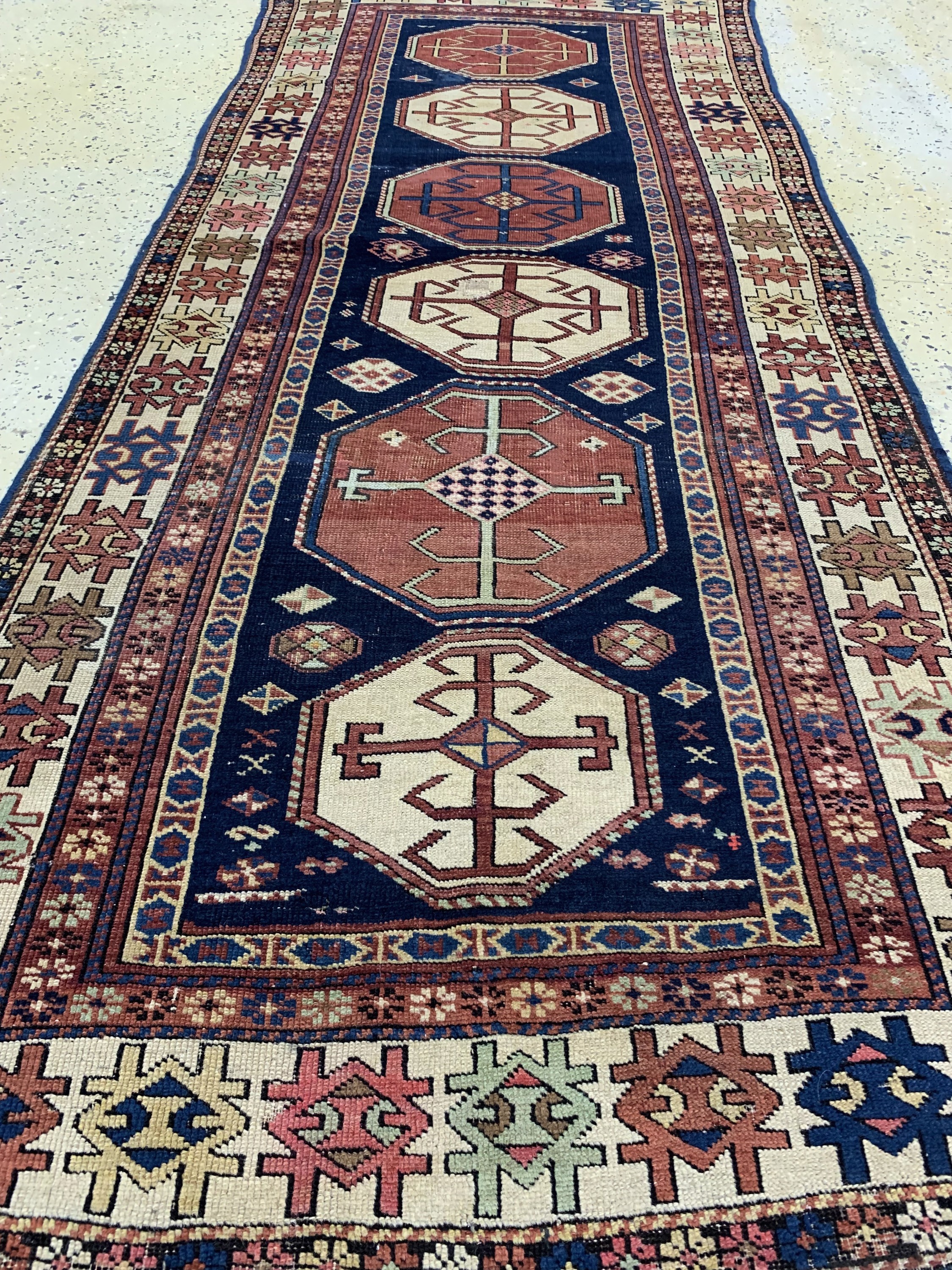 Detail e: Schirwan Gandja antik, Kaukasus, 19.Jhd, Wolle auf Wolle, ca. 233 x 103 cm, siehe Azerbaidjanische - Kaukasische Teppiche Sammlung Ulmke Schweiz ...