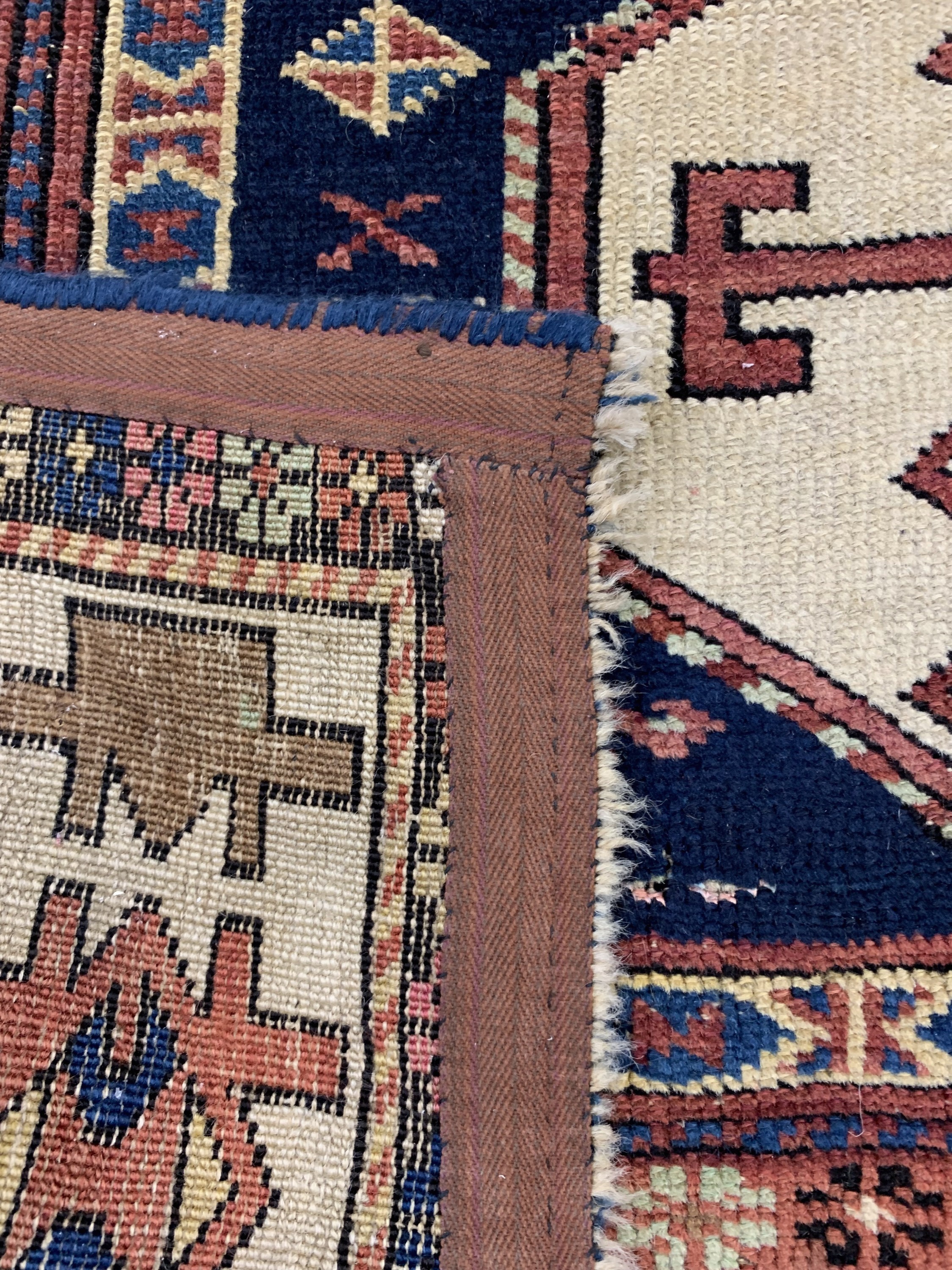 Detail f: Schirwan Gandja antik, Kaukasus, 19.Jhd, Wolle auf Wolle, ca. 233 x 103 cm, siehe Azerbaidjanische - Kaukasische Teppiche Sammlung Ulmke Schweiz ...