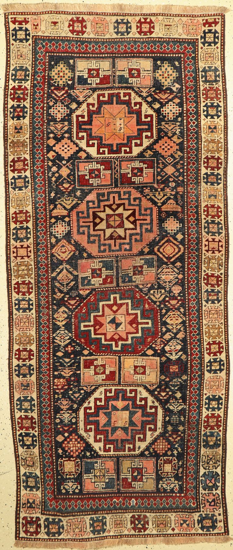 Moghan-Karabagh antik, Kaukasus, um 1840/50, Wolle auf Wolle, ca. 226 x 96 cm. Einsehr ungewöhnliches Moghanmuster das auf einemabraschierten ...