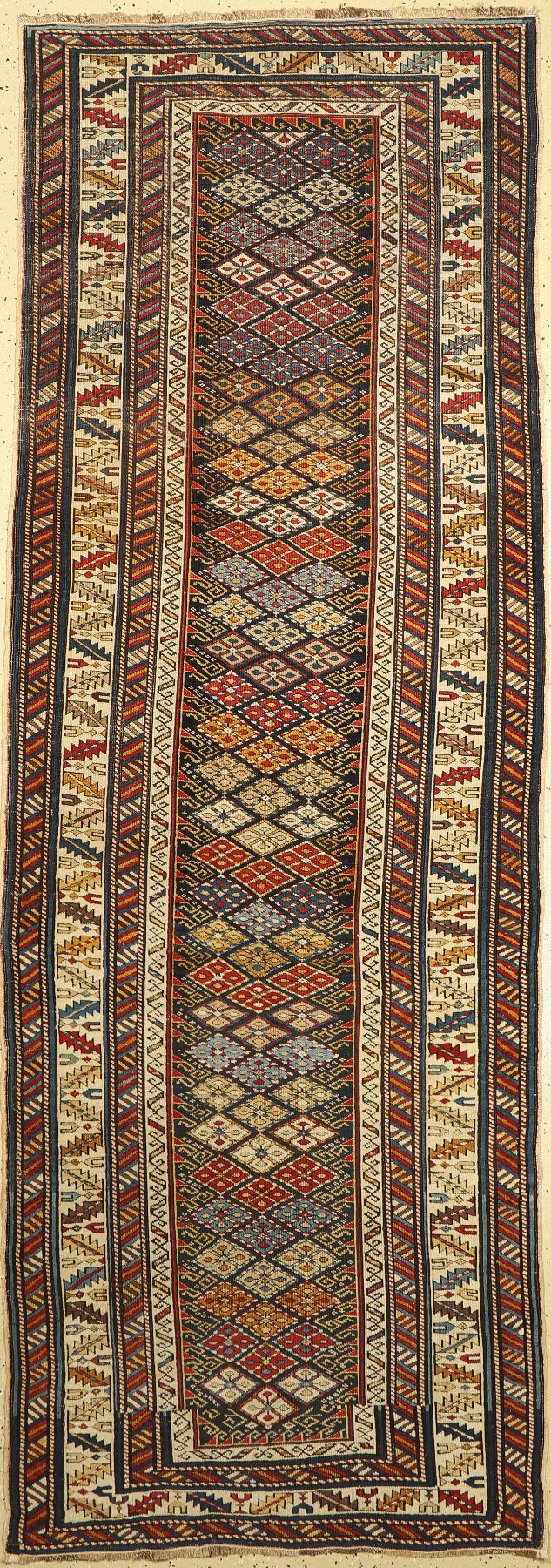 Schirwan antik, Kaukasus, um 1880, Wolle auf Wolle, ca. 318 x 110 cm. Ein absolut seltener Sammlerteppich mit musealem Charakter. Eine sehr ...