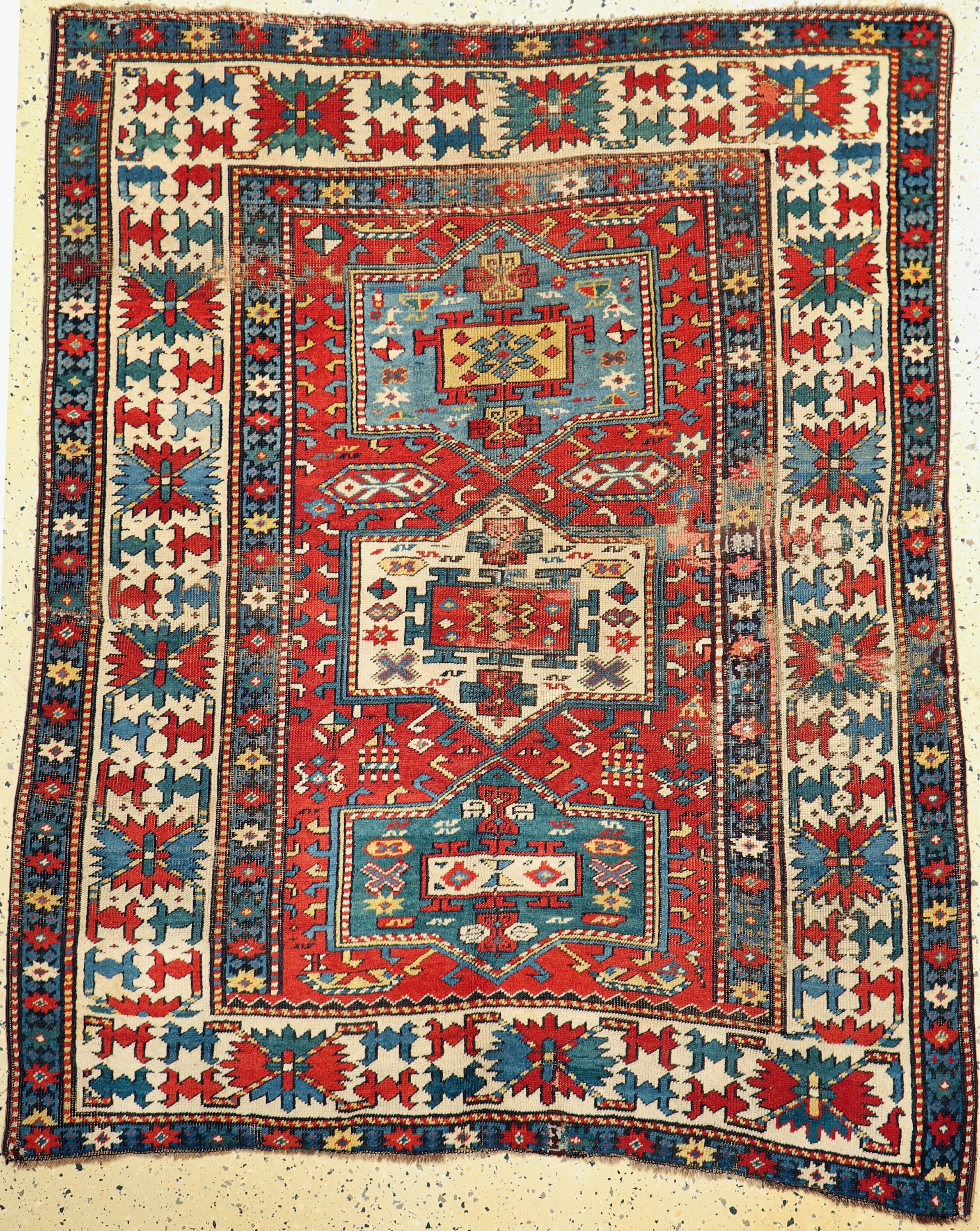 Kazak antik, Kaukasus, 19.Jhd, Wolle auf Wolle, ca. 168 x 142 cm, EHZ: 3-4(alte Restaurierungen), auf Stoff genäht.