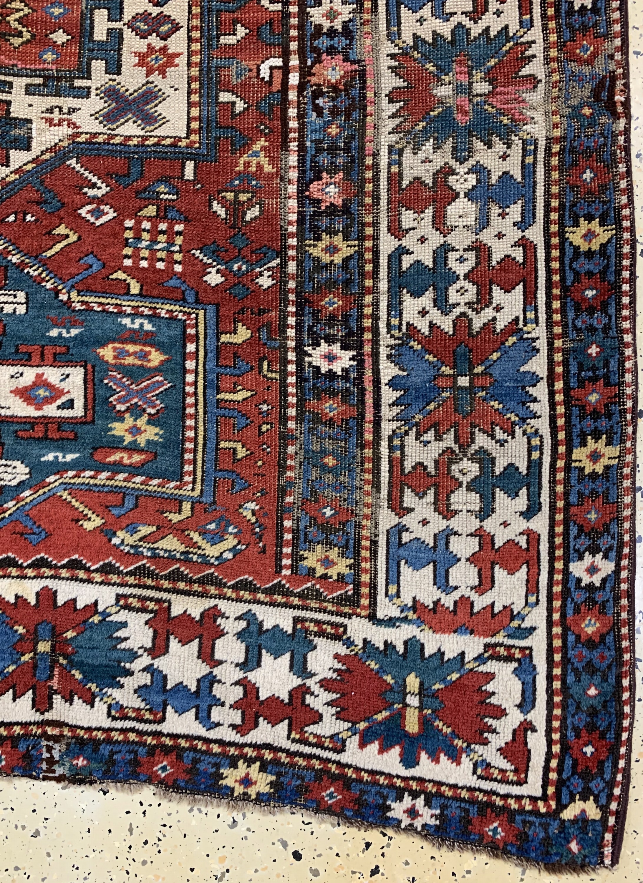 Detail a: Kazak antik, Kaukasus, 19.Jhd, Wolle auf Wolle, ca. 168 x 142 cm, EHZ: 3-4(alte Restaurierungen), auf Stoff genäht.