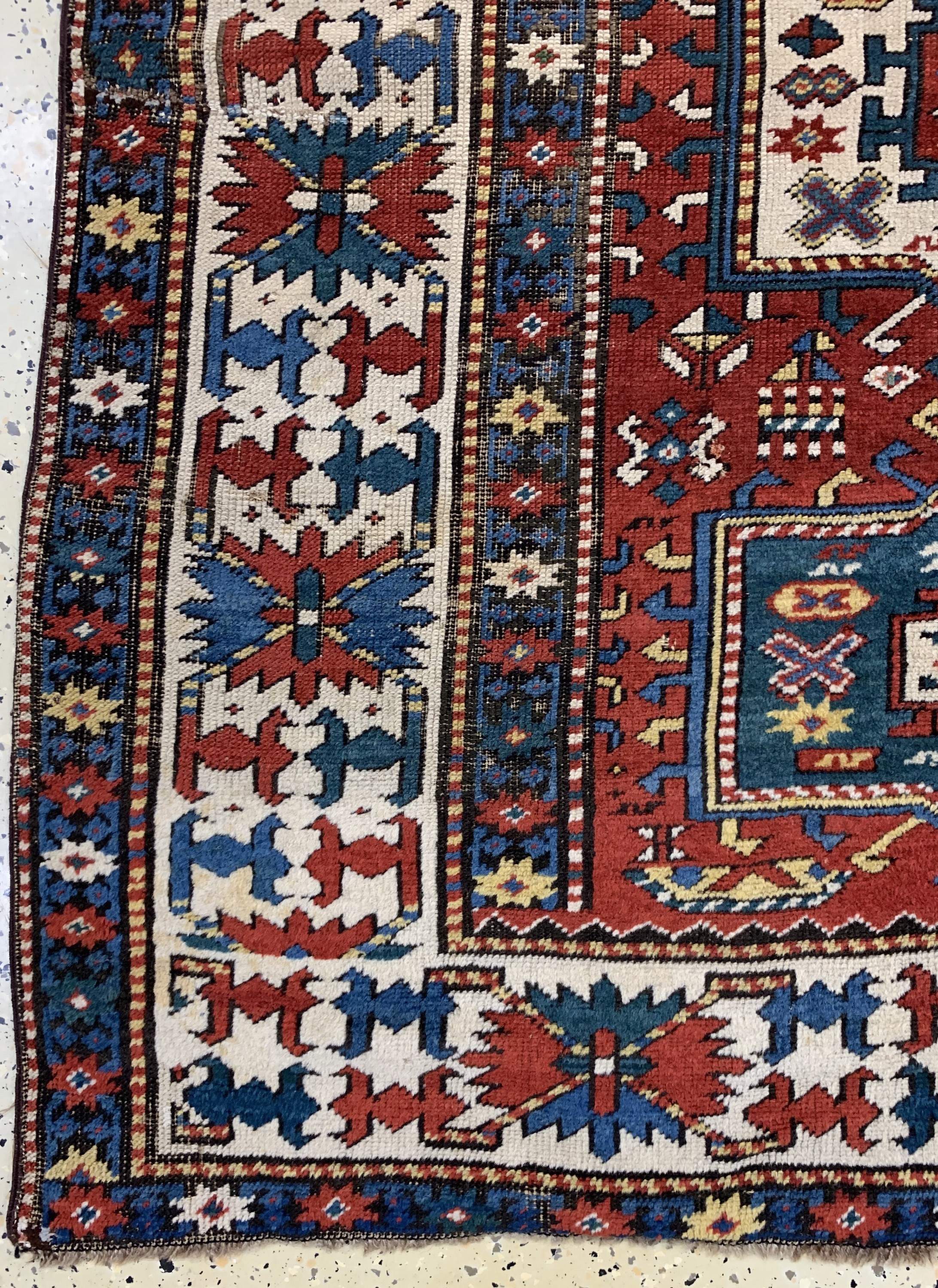 Detail b: Kazak antik, Kaukasus, 19.Jhd, Wolle auf Wolle, ca. 168 x 142 cm, EHZ: 3-4(alte Restaurierungen), auf Stoff genäht.