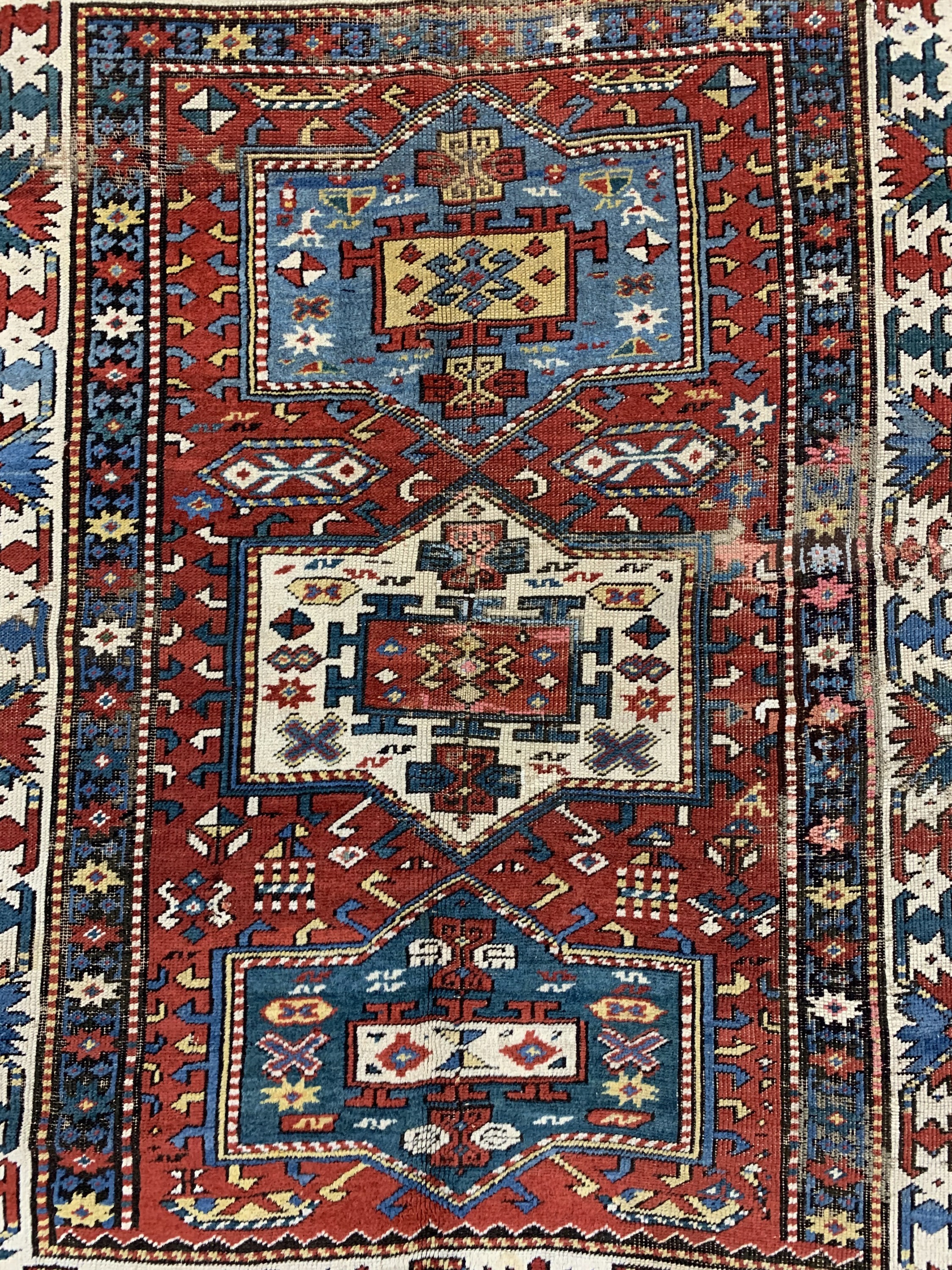 Detail c: Kazak antik, Kaukasus, 19.Jhd, Wolle auf Wolle, ca. 168 x 142 cm, EHZ: 3-4(alte Restaurierungen), auf Stoff genäht.