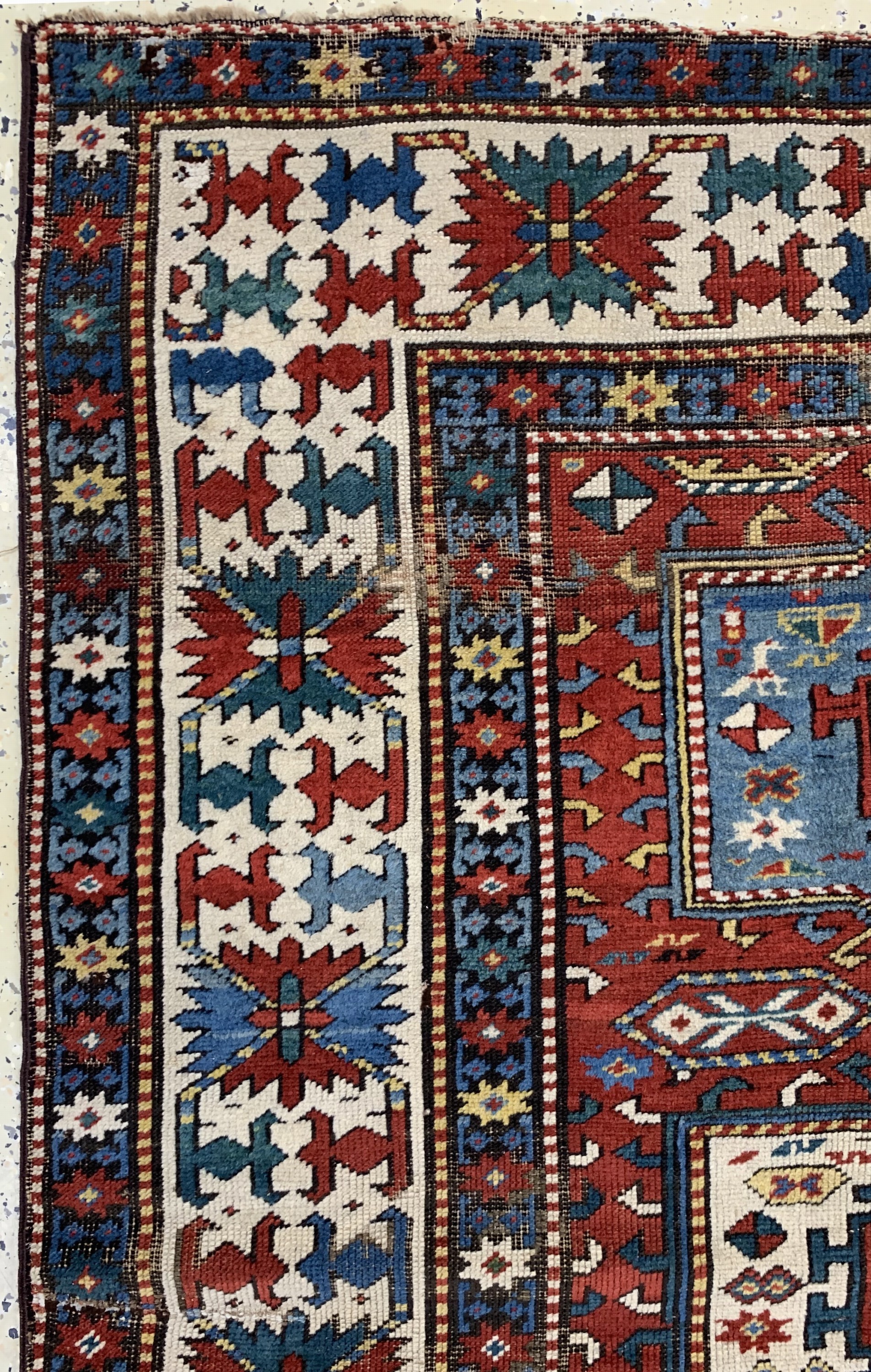 Detail d: Kazak antik, Kaukasus, 19.Jhd, Wolle auf Wolle, ca. 168 x 142 cm, EHZ: 3-4(alte Restaurierungen), auf Stoff genäht.