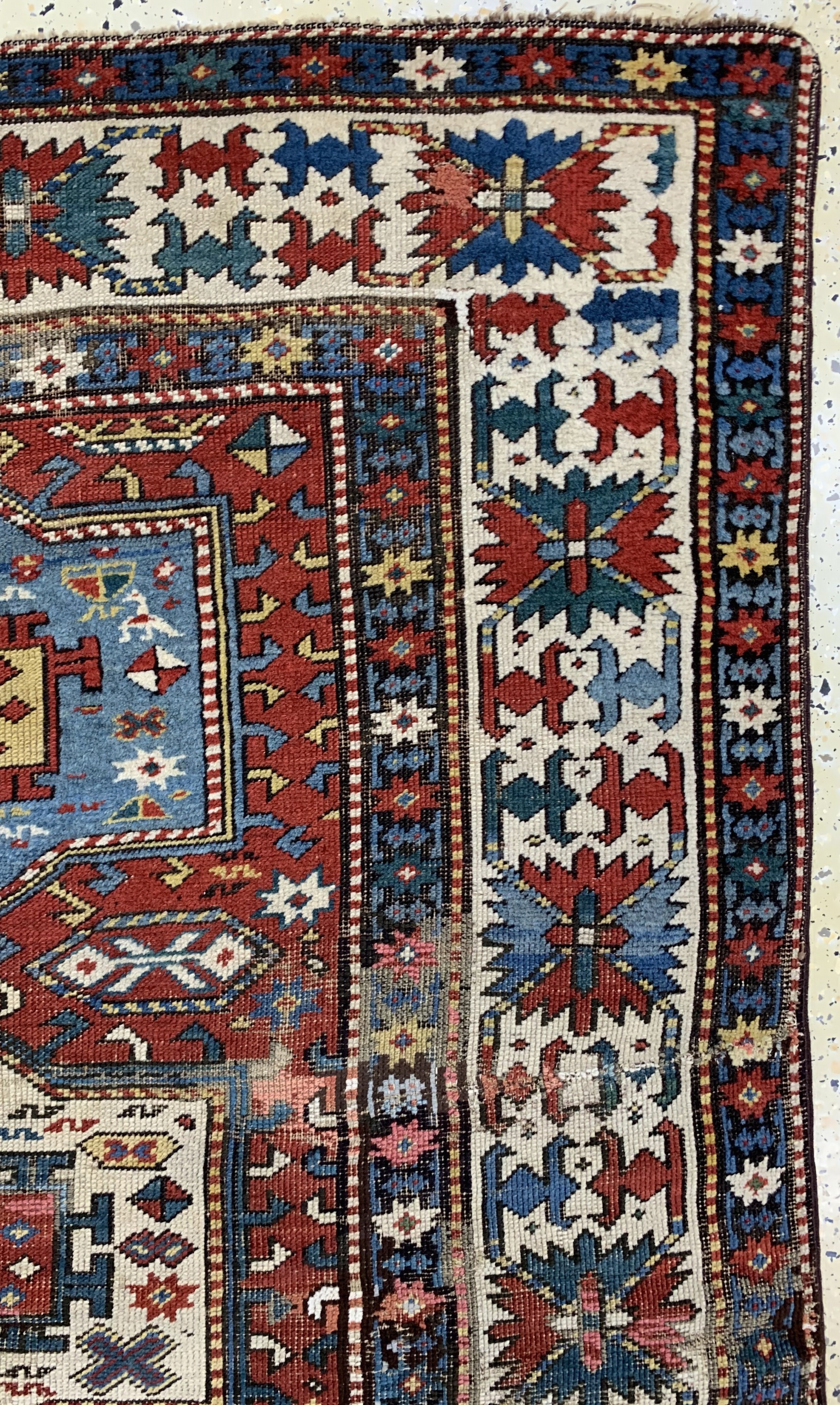 Detail e: Kazak antik, Kaukasus, 19.Jhd, Wolle auf Wolle, ca. 168 x 142 cm, EHZ: 3-4(alte Restaurierungen), auf Stoff genäht.