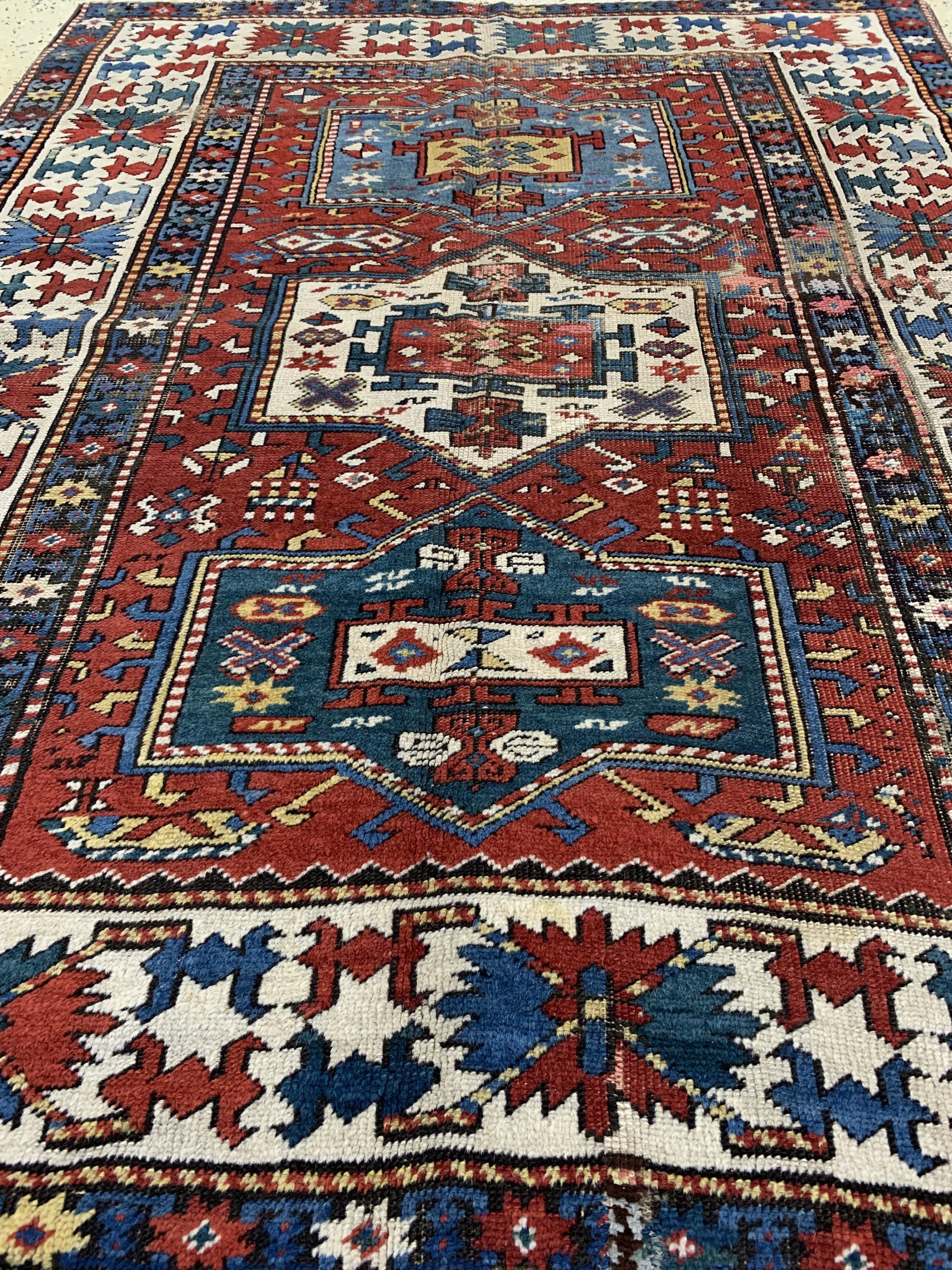 Detail f: Kazak antik, Kaukasus, 19.Jhd, Wolle auf Wolle, ca. 168 x 142 cm, EHZ: 3-4(alte Restaurierungen), auf Stoff genäht.