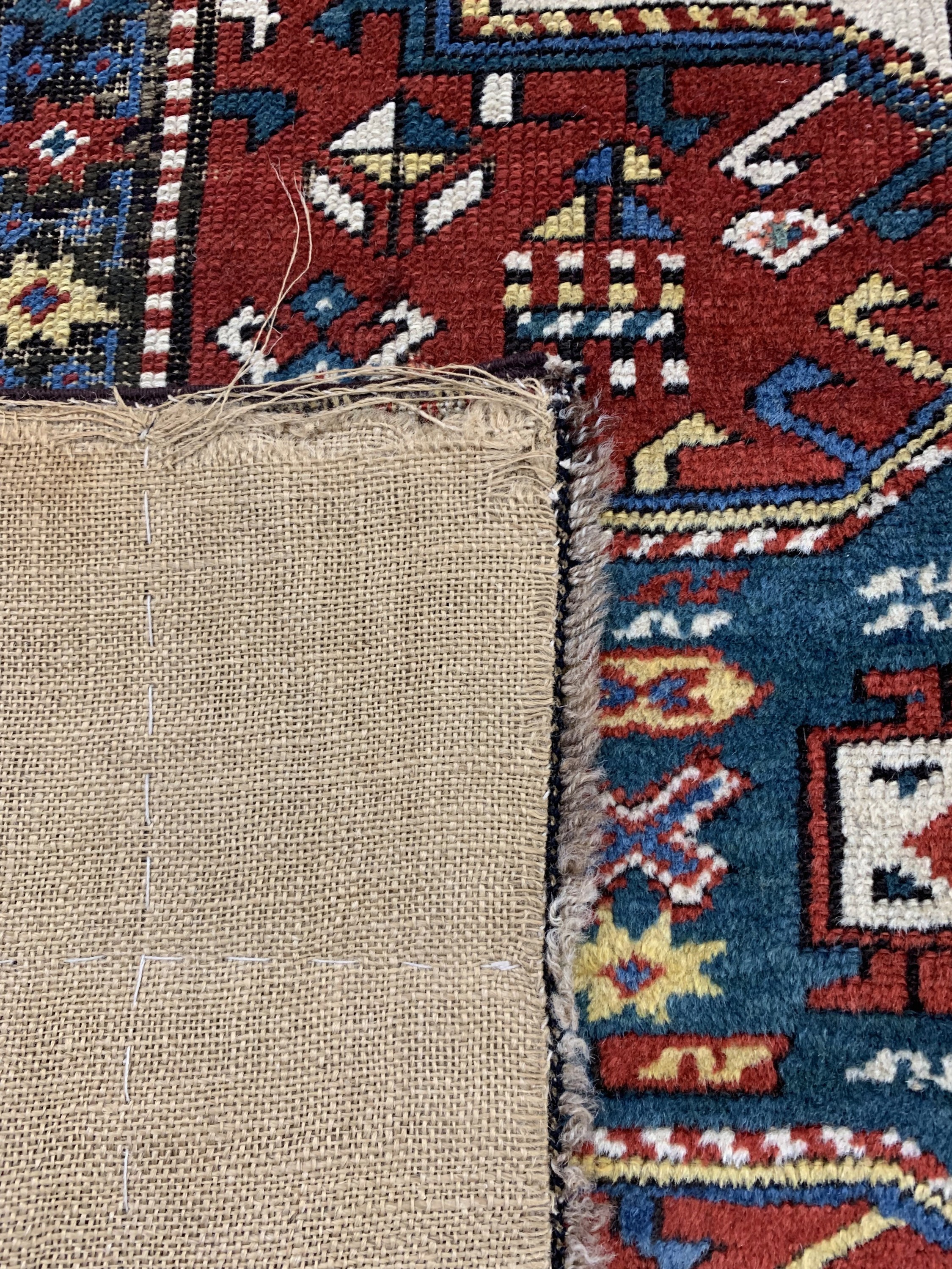 Detail g: Kazak antik, Kaukasus, 19.Jhd, Wolle auf Wolle, ca. 168 x 142 cm, EHZ: 3-4(alte Restaurierungen), auf Stoff genäht.