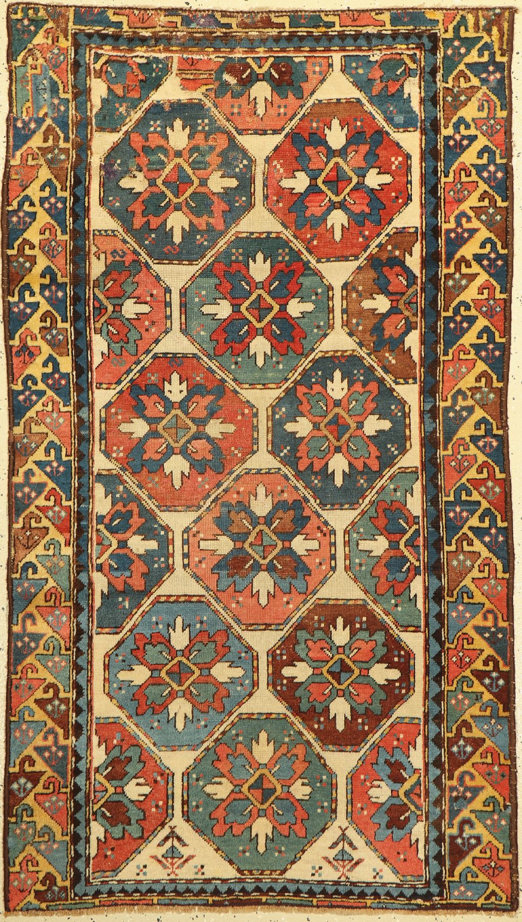 Gendje antik, Kaukasus, um 1820/1830, Wolleauf Wolle, ca. 166 x 93 cm. Mit seinen vier Vogelkrallen erinnert dieser Teppich an das Kernmotiv des ...