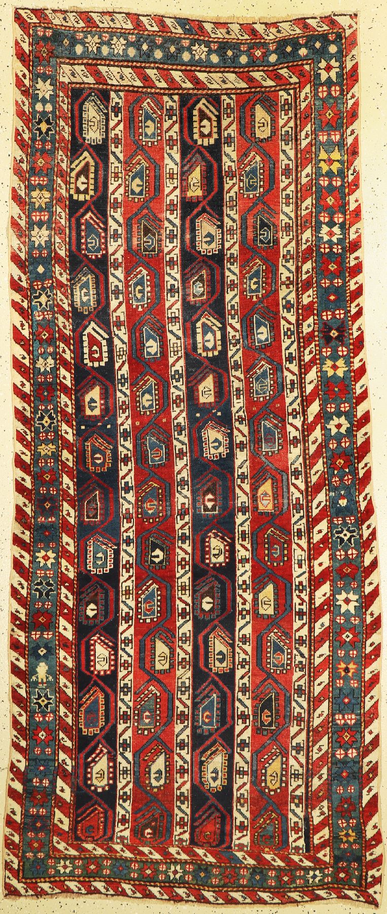 Karabagh antik, Kaukasus, um 1830, Wolle auf Wolle, ca. 247 x 103 cm. Ein fast 200 Jahre alter Kaukase mit einem sehr seltenen Muster. Ein sehr ...