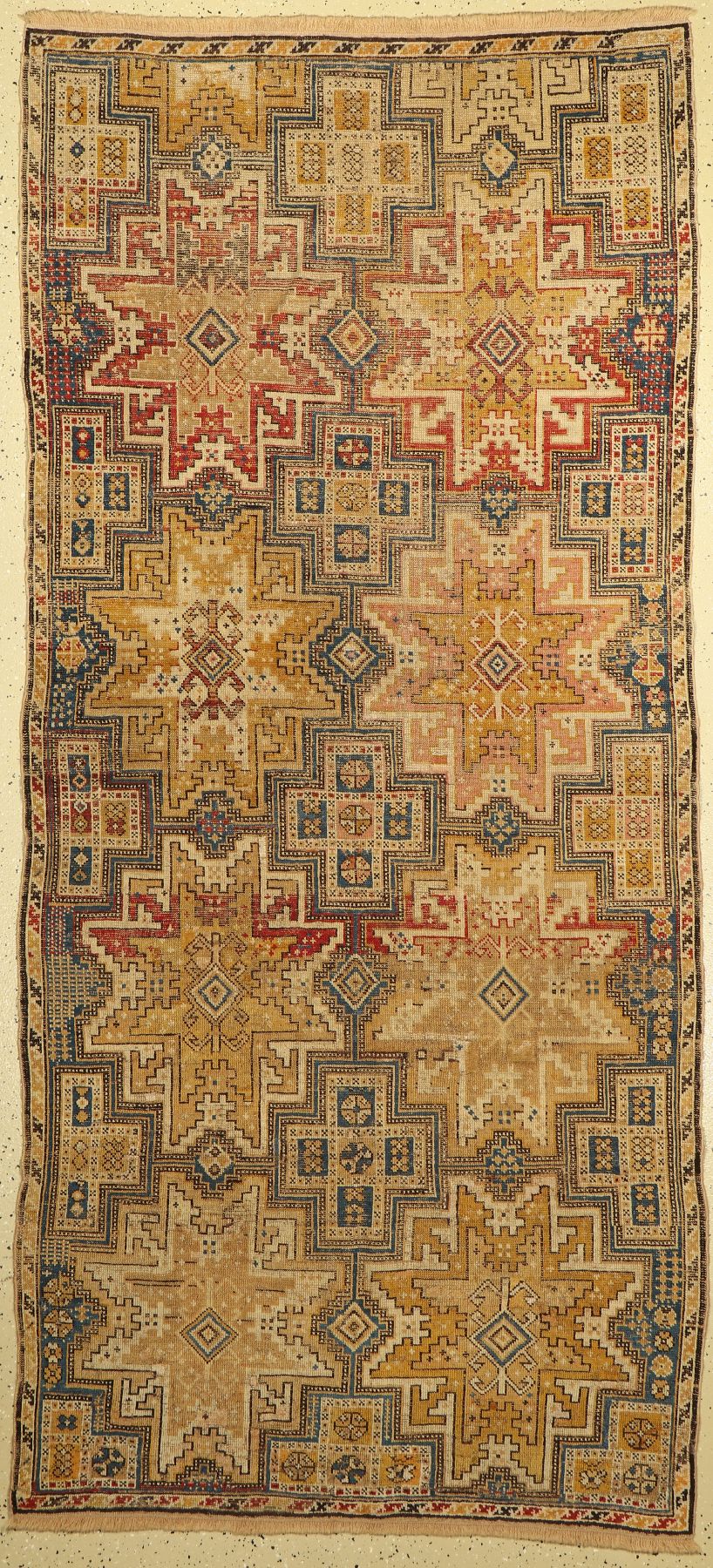 Leshgi antik, Kaukasus, um 1800, Wolle auf Wolle, ca. 256 x 119 cm. In fortlaufendem angedeutetem Raport bildet der Lesghistern ein fliesenartiges ...