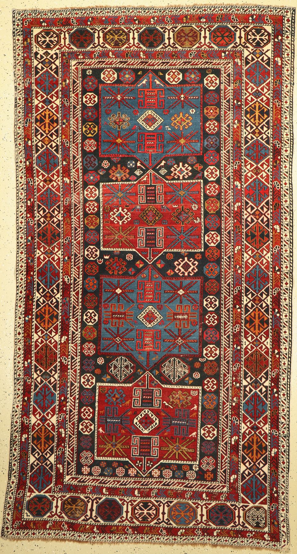 Baku-Schirwan antik, Kaukasus, um 1900, Wolle auf Wolle, ca. 275 x 142 cm. Perfekter und sehr identifikativer Teppich für die Zone. Die ...