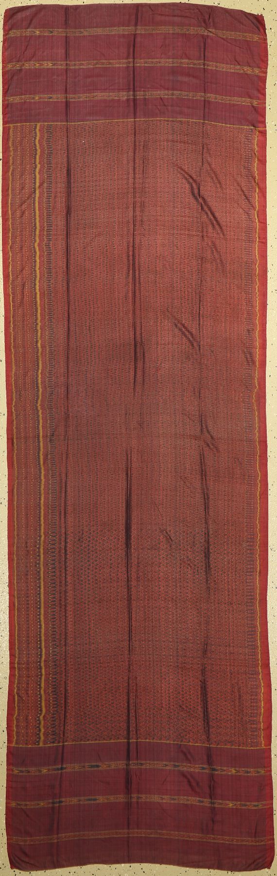 Alter Khmer Sampot, traditionelle Kleidung, Phnom Penh (Kambodscha), handgewebte Seide, um 1940/50, schmales Diagonalmuster in rot, blau und grün, ...