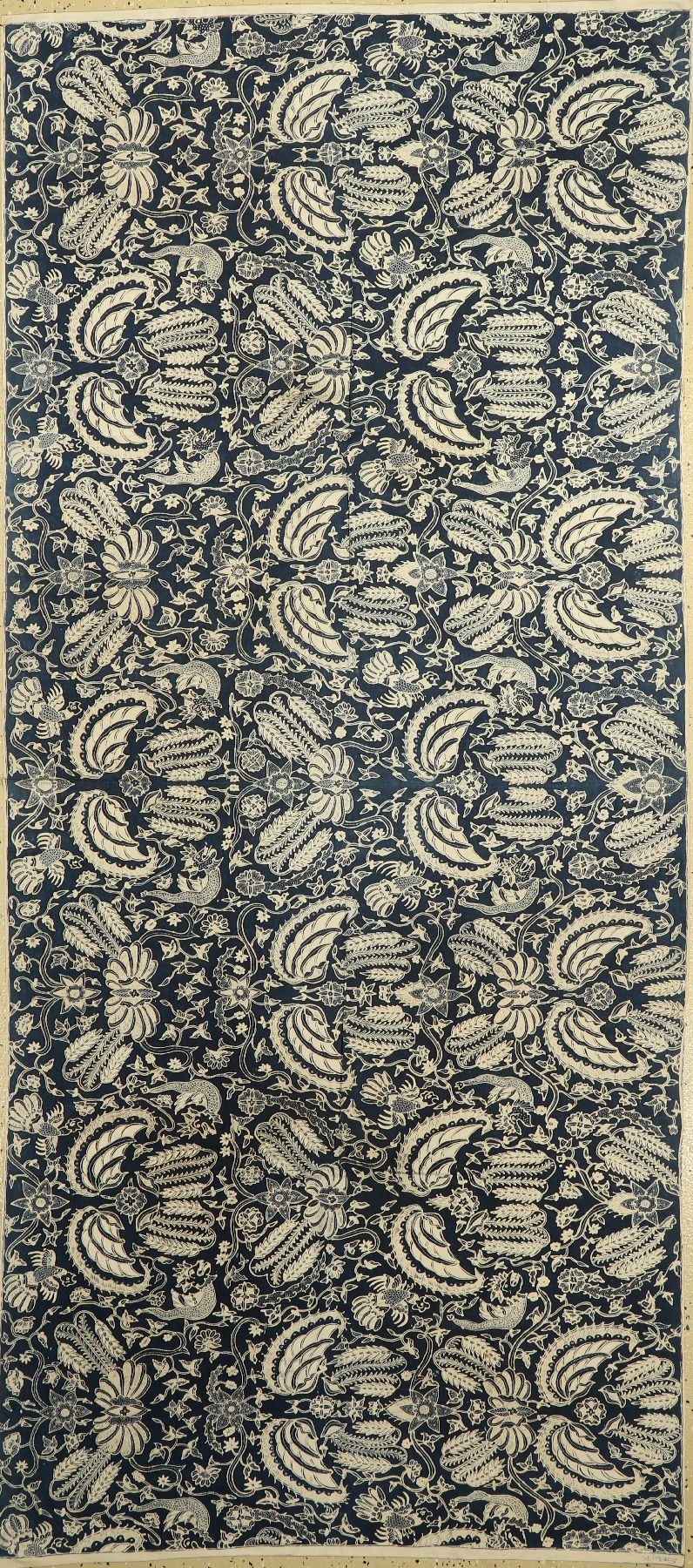 Batik Sarong, traditionelle Kleidung mit Drachen und Hähnen als Motiv, Indigoblau gefärbt, Yogyakarta, Indonesien, um 1940/50, Baumwolle, ca. 234 ...