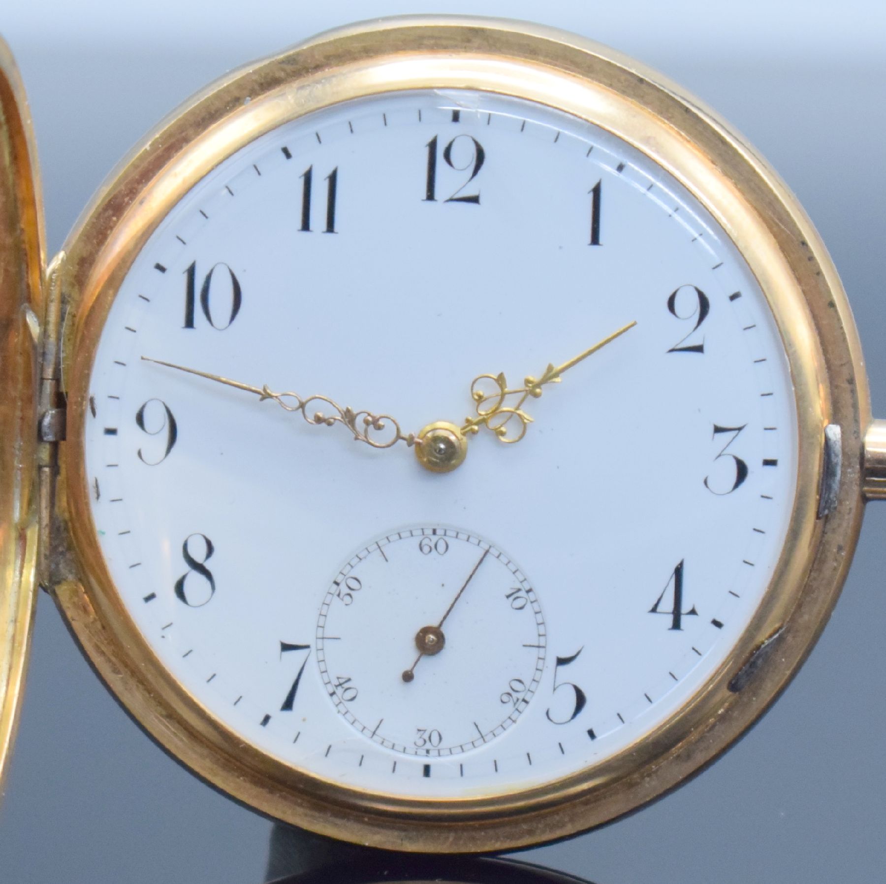 Detail a: Herrensavonette in RG 585/000, Schweiz um 1900, beids. guill. Geh. dell., Metallcuvette, Emailzifferbl. m. arab. Zahlen, gold. Louis- Zeiger, kl. ...