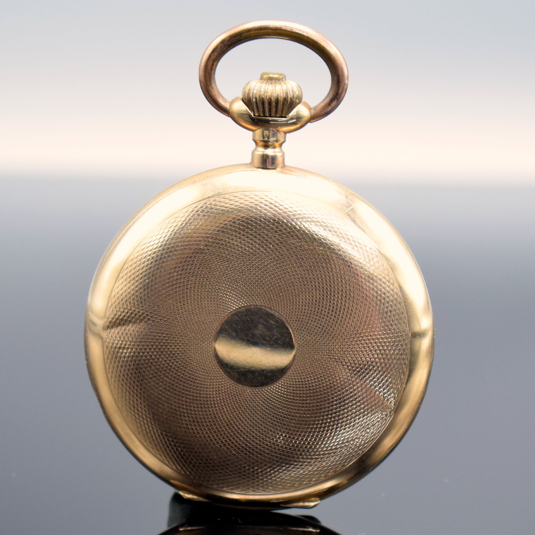 Detail b: Herrensavonette in RG 585/000, Schweiz um 1900, beids. guill. Geh. dell., Metallcuvette, Emailzifferbl. m. arab. Zahlen, gold. Louis- Zeiger, kl. ...