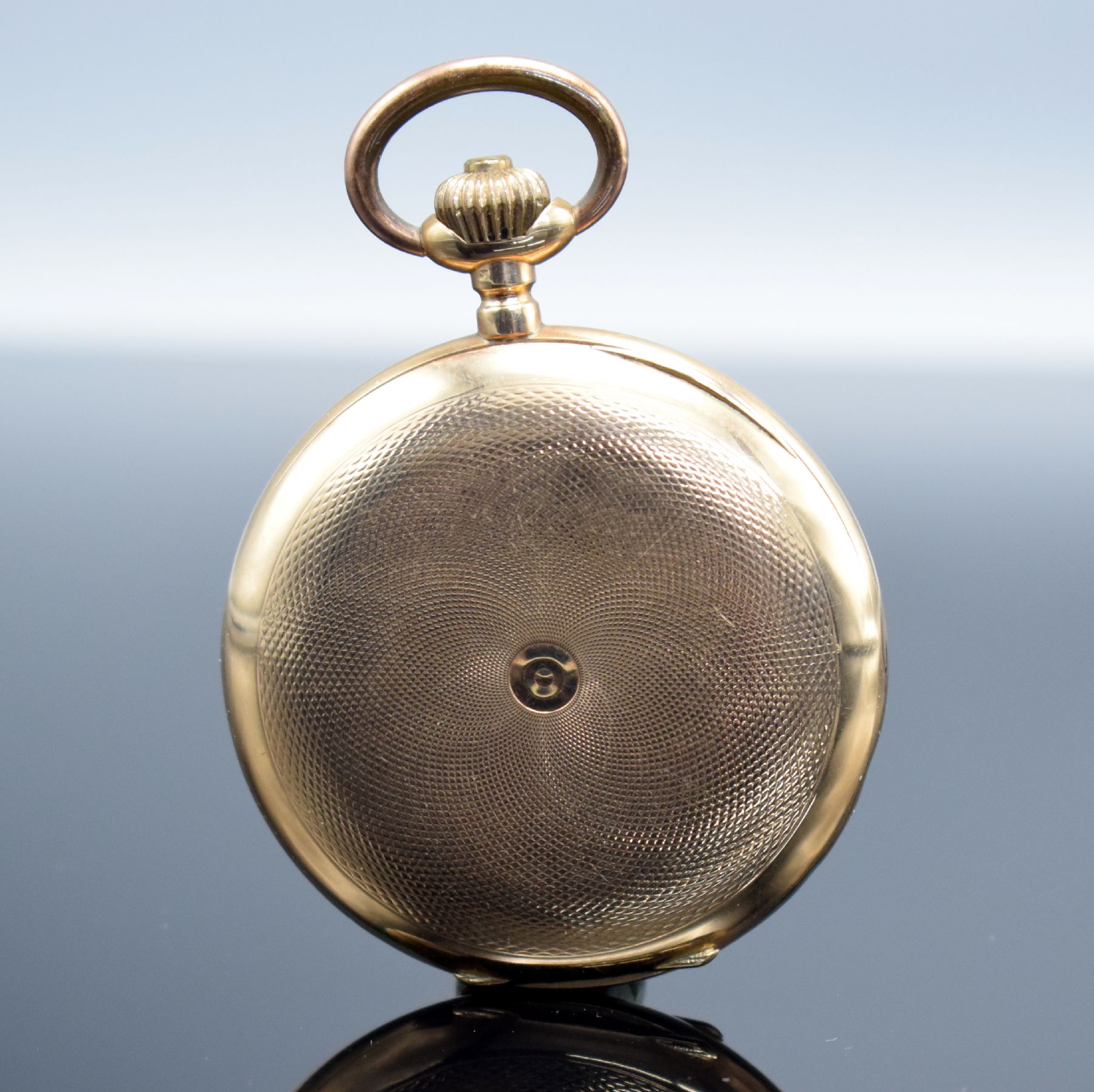 Detail c: Herrensavonette in RG 585/000, Schweiz um 1900, beids. guill. Geh. dell., Metallcuvette, Emailzifferbl. m. arab. Zahlen, gold. Louis- Zeiger, kl. ...