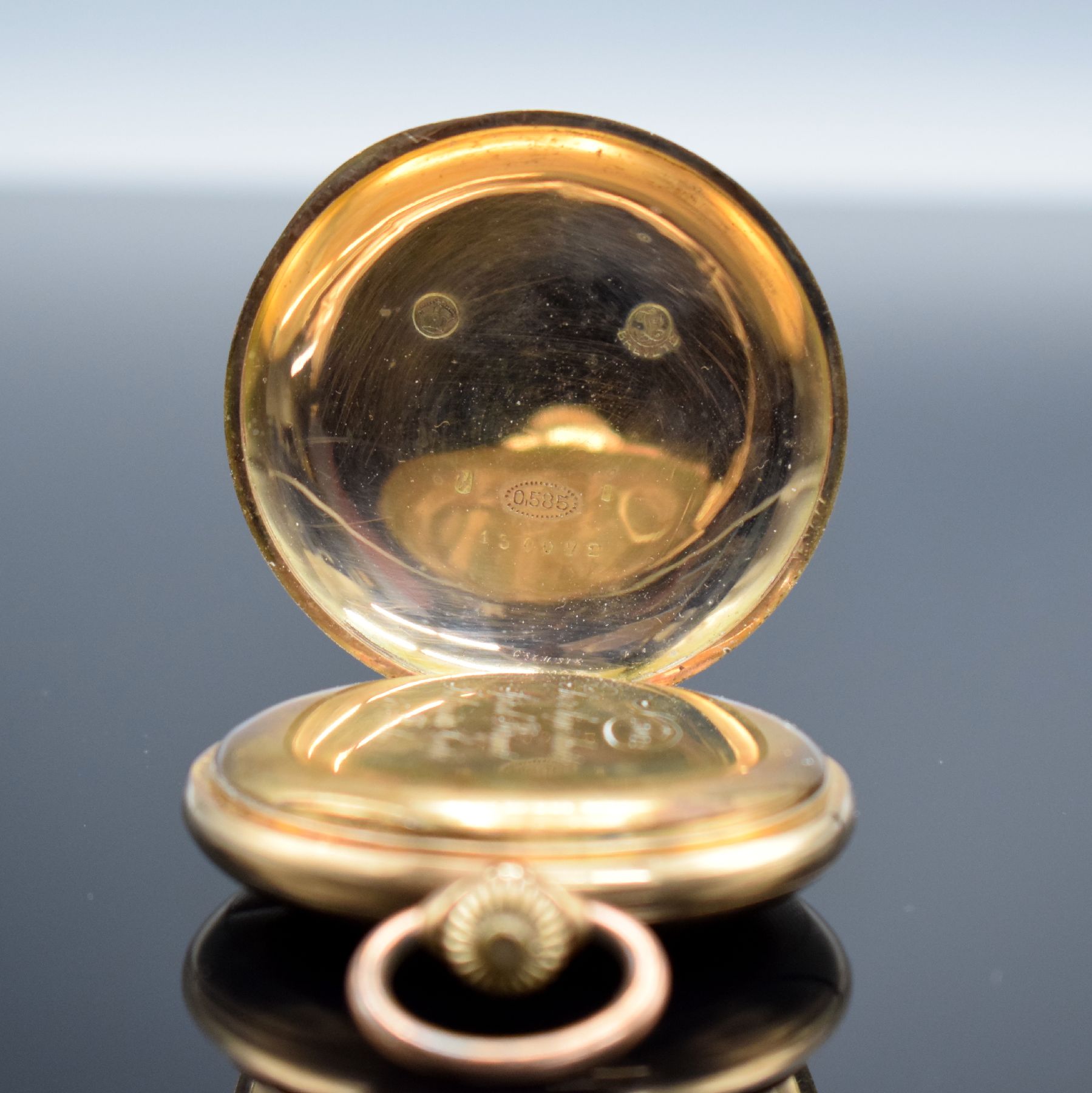 Detail d: Herrensavonette in RG 585/000, Schweiz um 1900, beids. guill. Geh. dell., Metallcuvette, Emailzifferbl. m. arab. Zahlen, gold. Louis- Zeiger, kl. ...