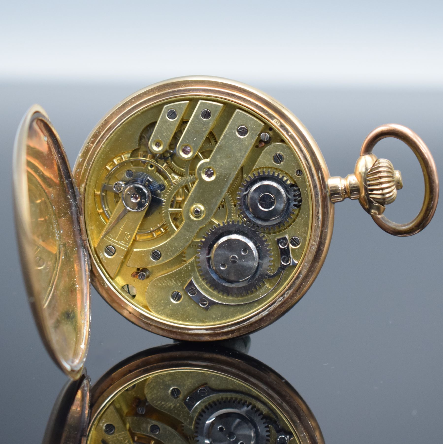Detail e: Herrensavonette in RG 585/000, Schweiz um 1900, beids. guill. Geh. dell., Metallcuvette, Emailzifferbl. m. arab. Zahlen, gold. Louis- Zeiger, kl. ...
