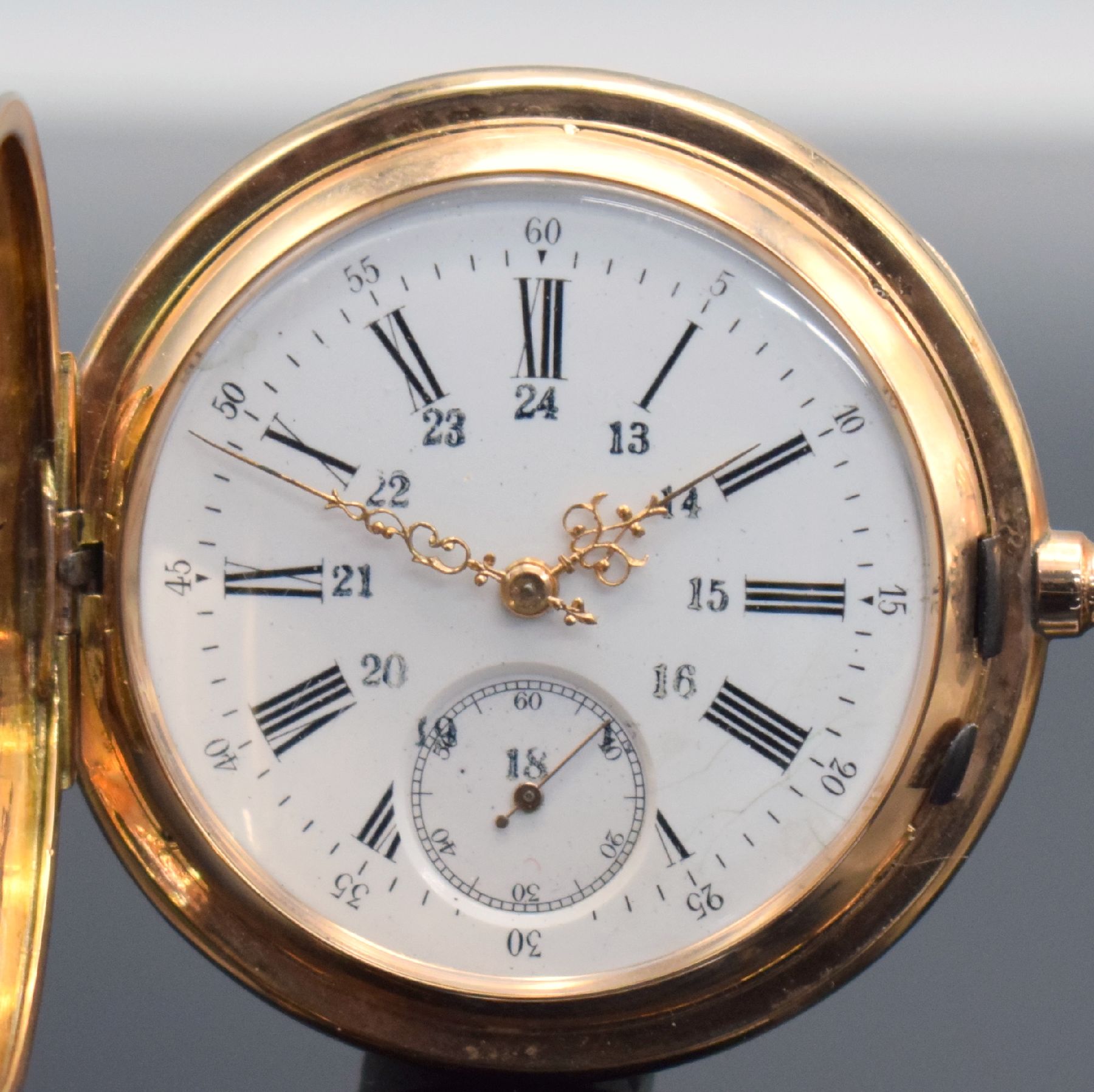 Detail a: Herrensavonette in RG 585/000, Schweiz um 1900, beids. guill. Geh. dell., Sprungdeckel m. Monogrammspiegel, Metallcuvette, Emailzifferbl. m. röm. ...